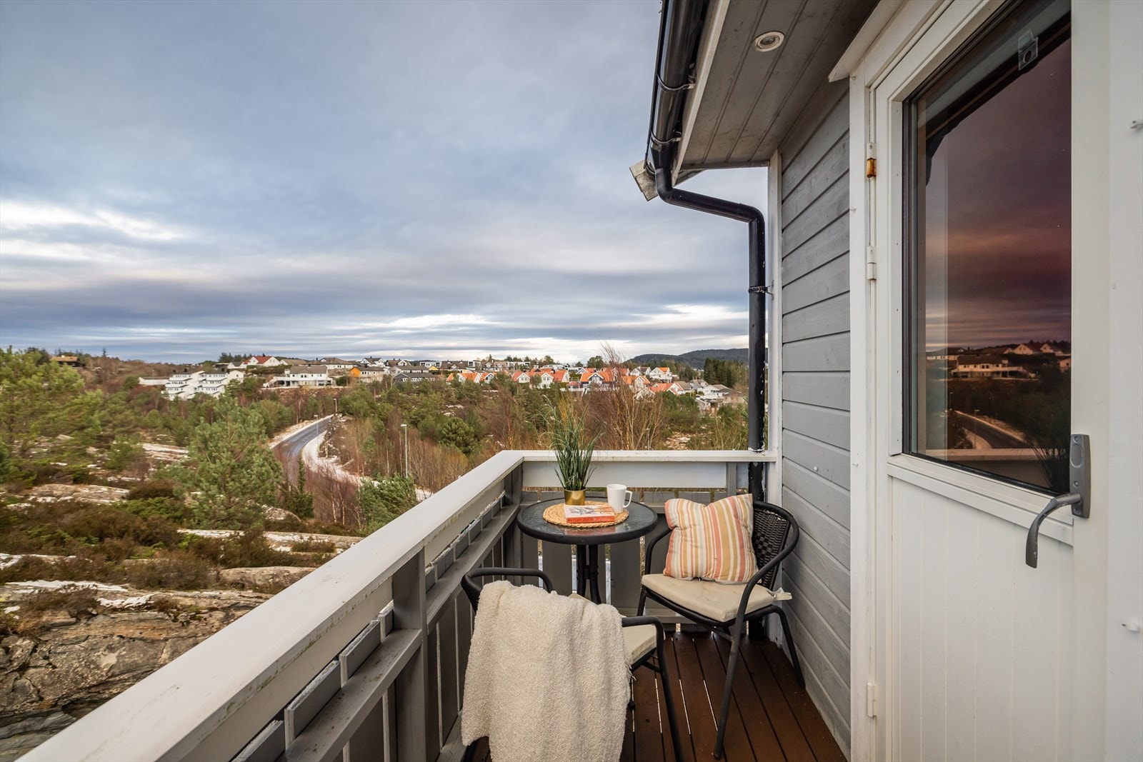 Din egen altan rett ut fra soverommet. Perfekt krok å nyte morgenkaffen eller varme sommerdager. Galleribilde