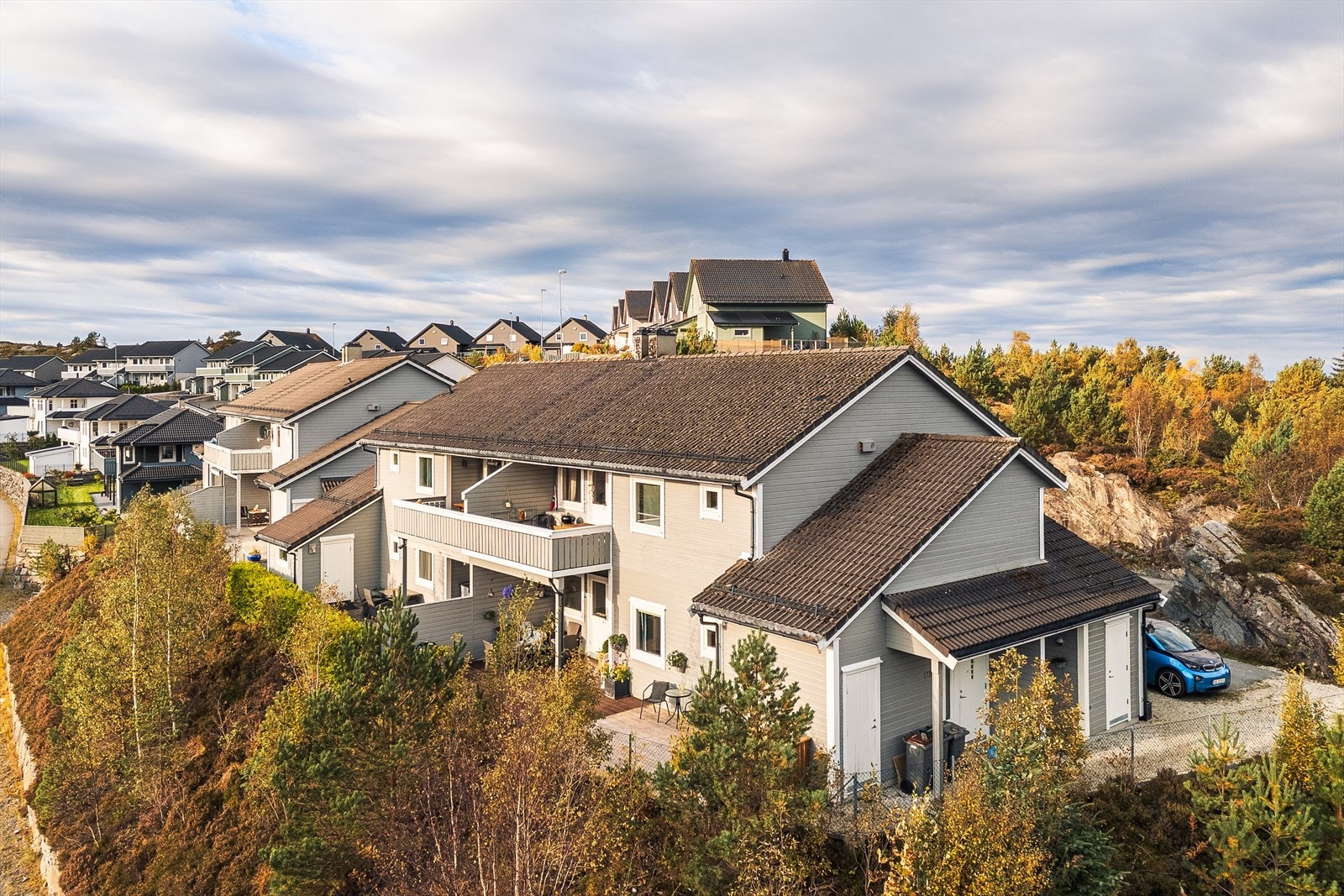 Bygget er ble oppført i 2012. Parkering på felles parkeringsplass med lader til el-bil. Galleribilde