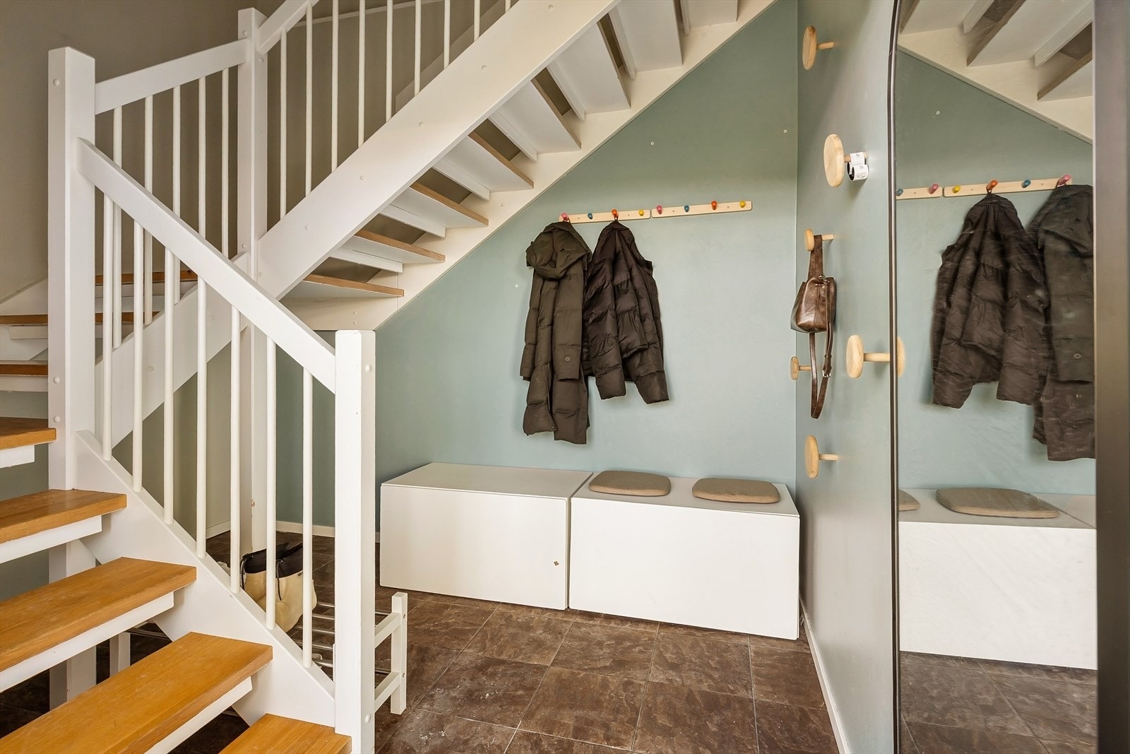 Det første som møter deg er en herlig entré med god oppbevaringsplass. Galleribilde