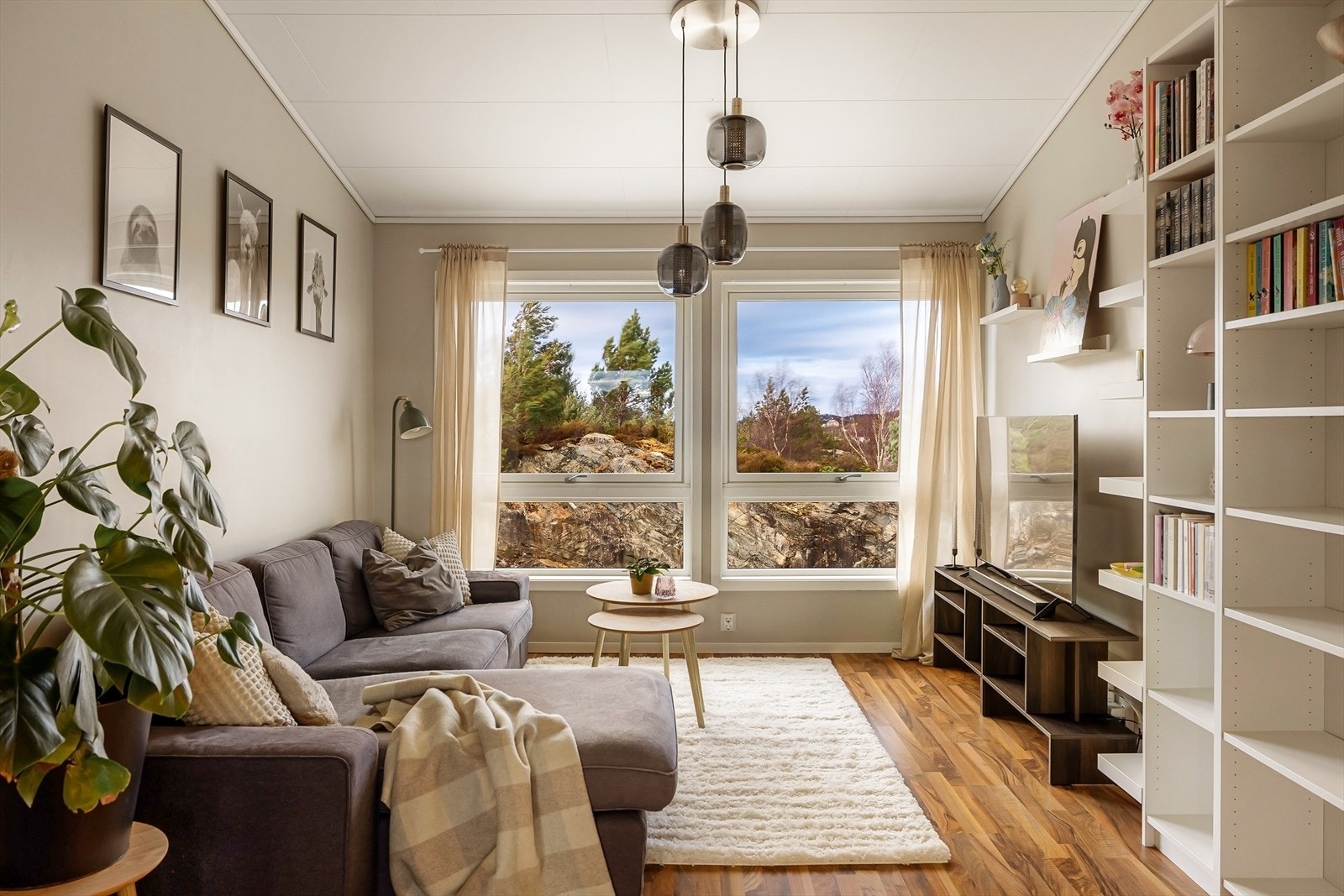 I stuen er det godt takhøyde og lyse vegger som gjør den romslig og innbydende. Galleribilde