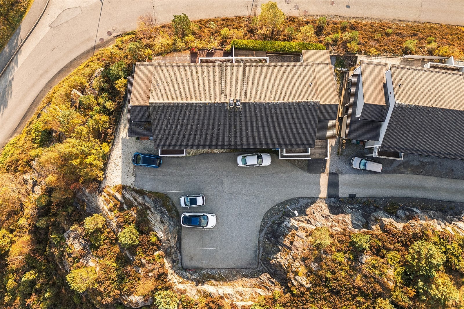 Parkeringsplass like utenfor leiligheten. Galleribilde