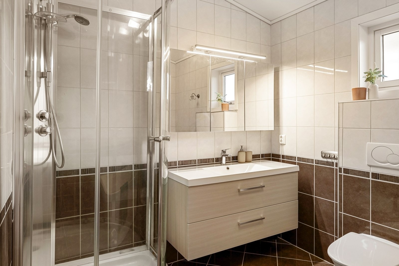 Lekker servant med oppbevaring. Speilskap med god belysning. Galleribilde