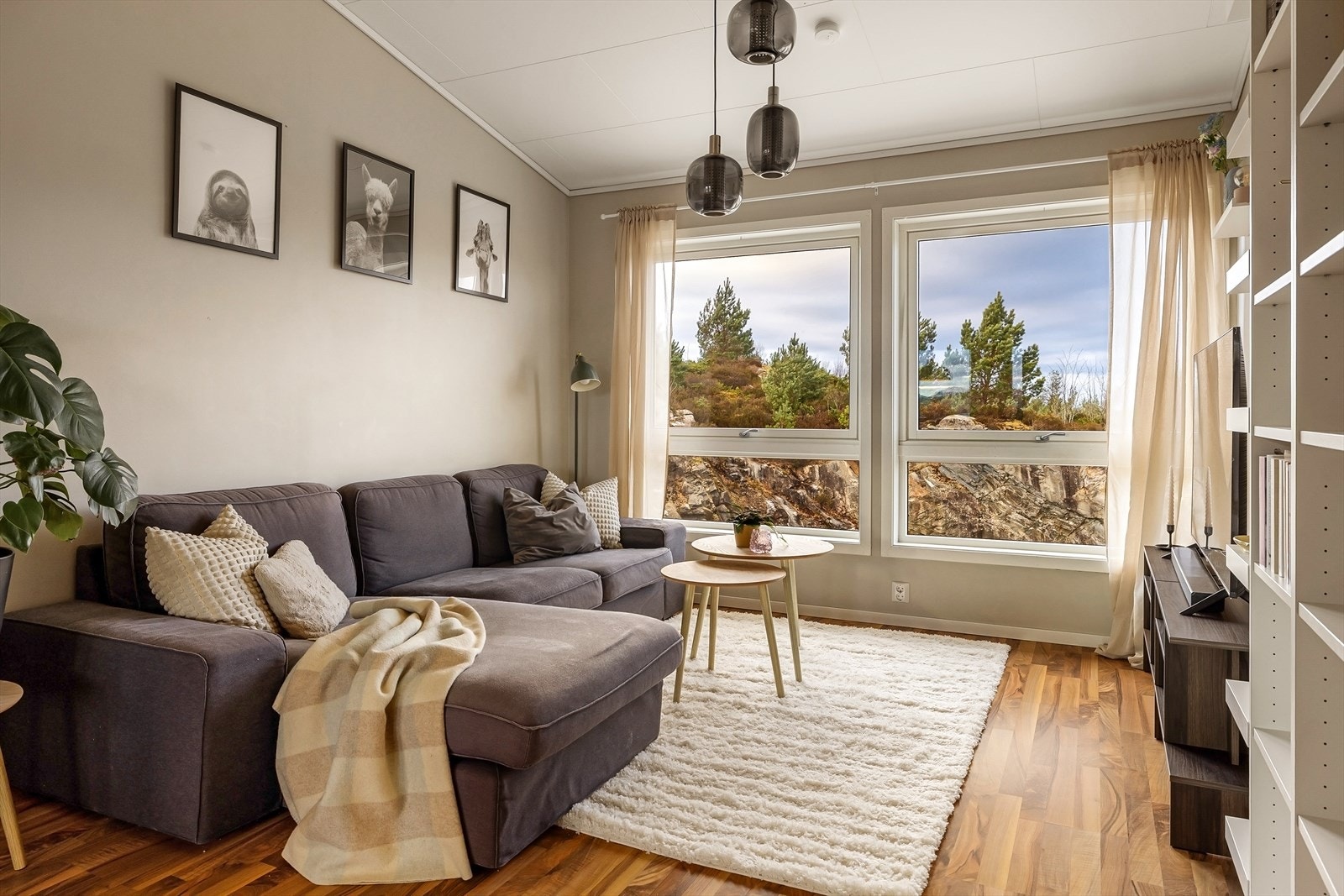 En nydelig 4-roms leilighet med store vindusflater og godt lysinnslipp. Galleribilde