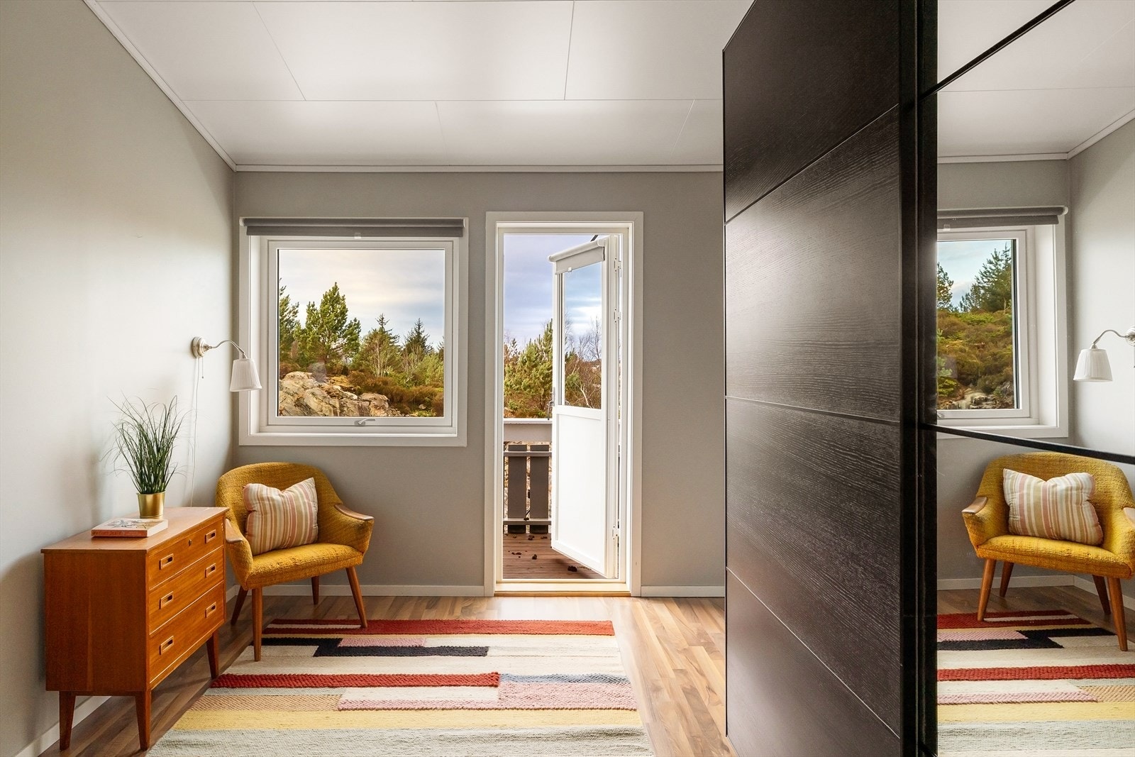 Soverom 2- Lyst og stor soverom på 10 m² med stort garderobeskap og egen utgang til altan. Galleribilde