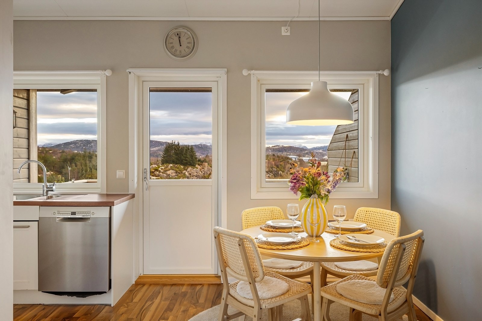 Nydelig utsikt fra kjøkkenet og altanen. Galleribilde