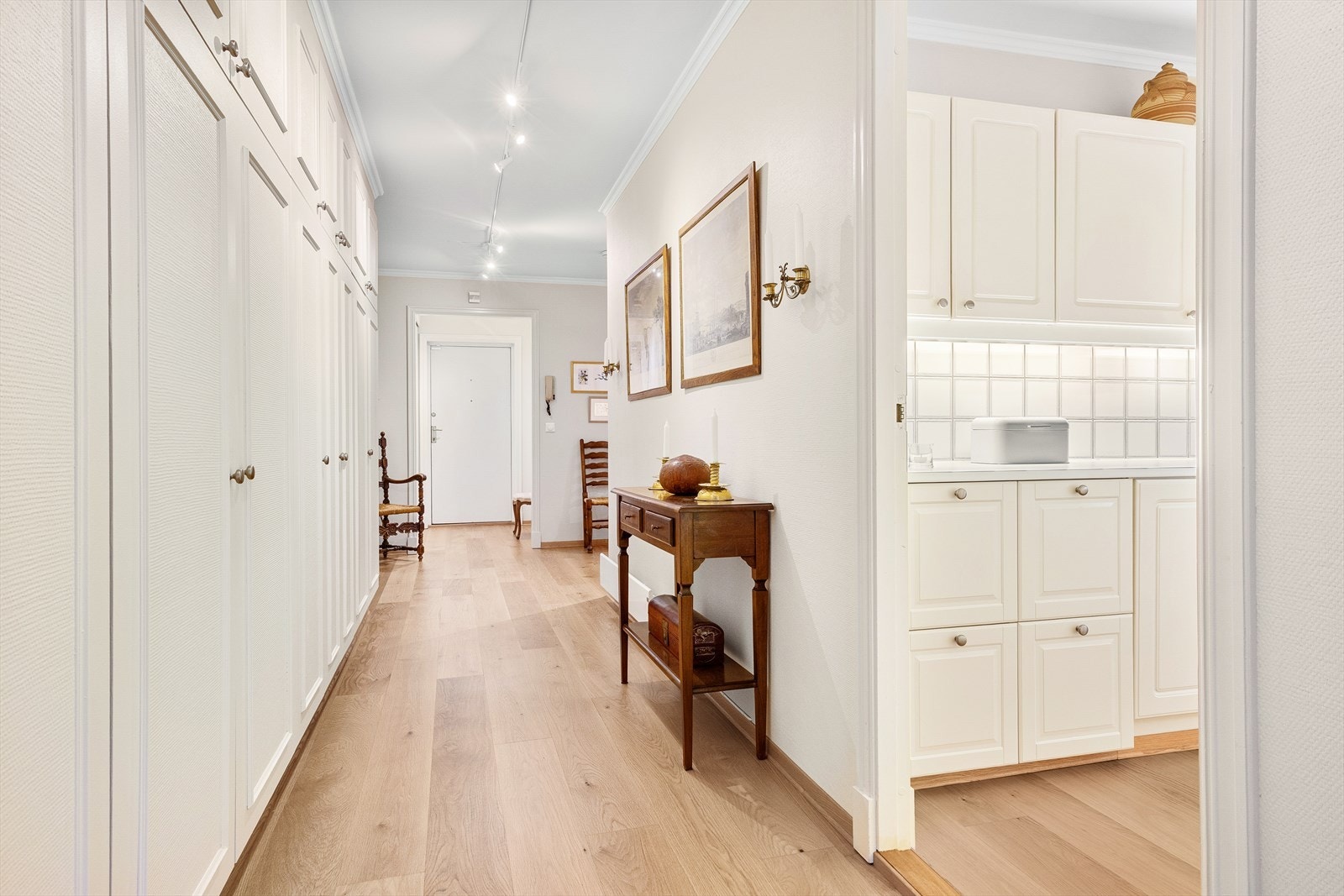 Hall med mange skap for oppvevaring Galleribilde