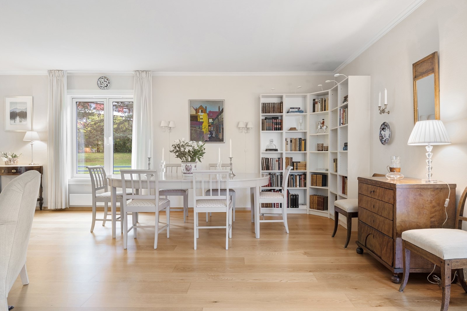 God plass til spisestue møblement Galleribilde