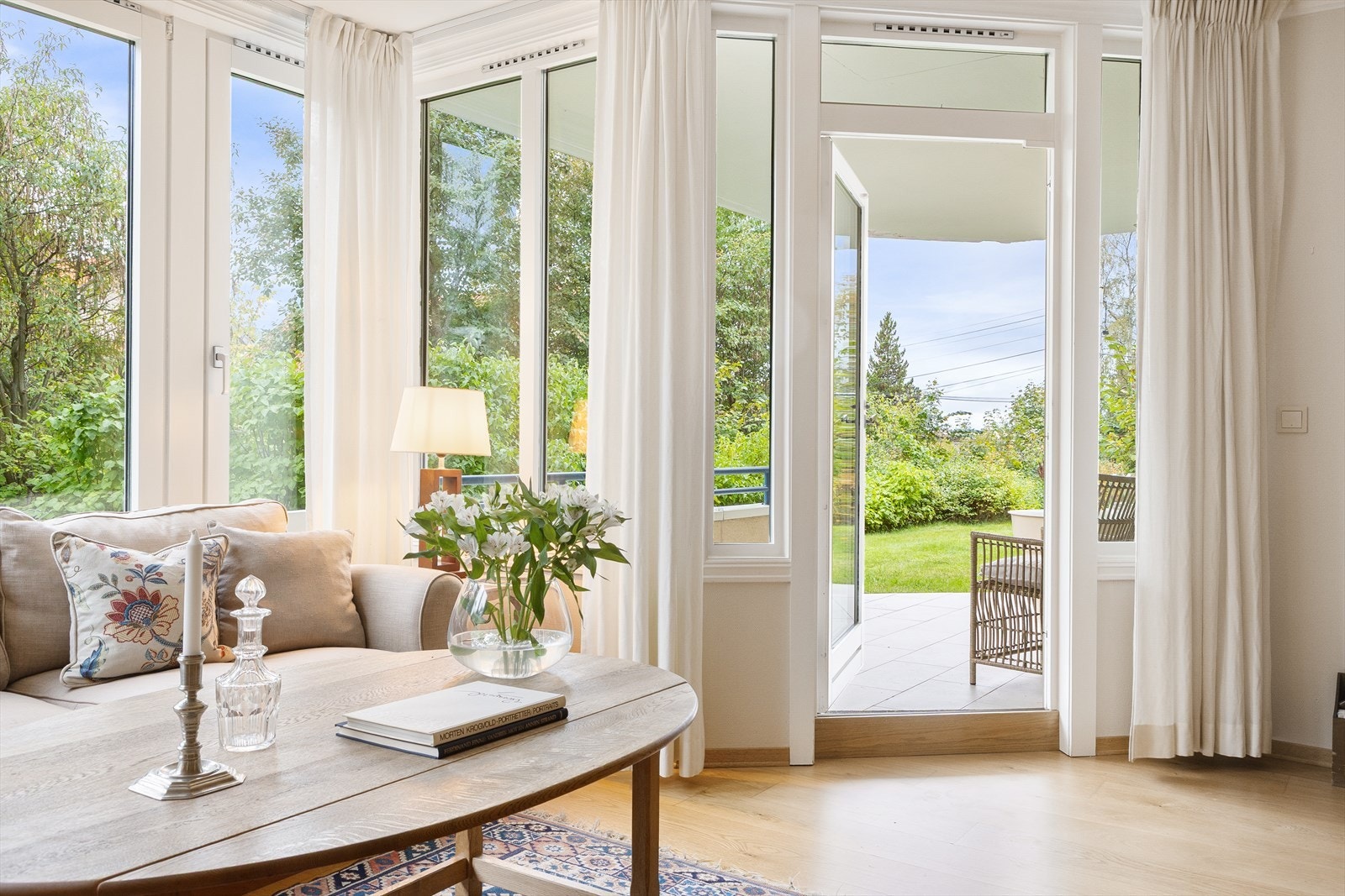 Fra stuen er det utgang til solrik skjermet balkong Galleribilde