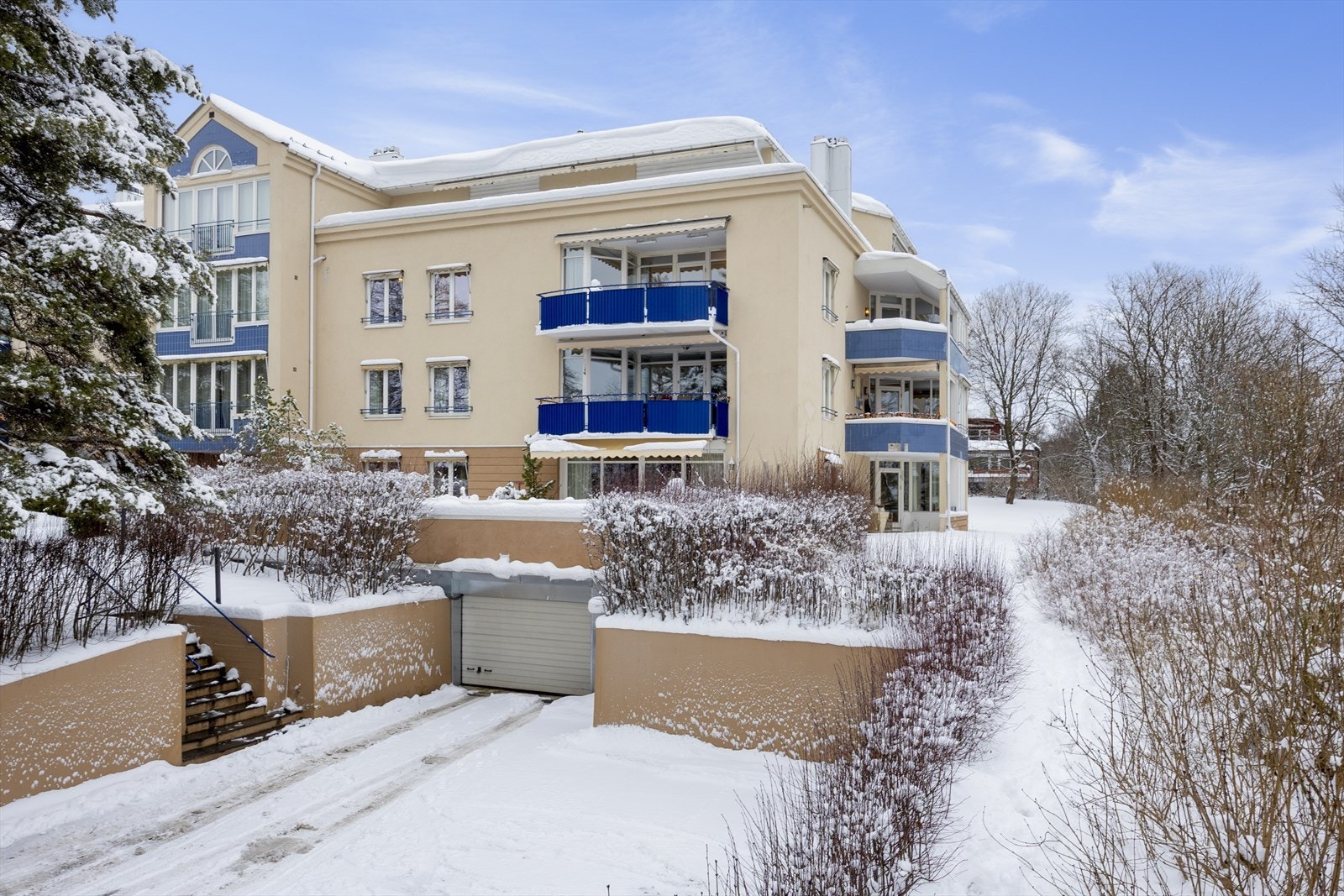 Innkjøring til garasje - i tillegg disponeres en del gjeste plasser Galleribilde