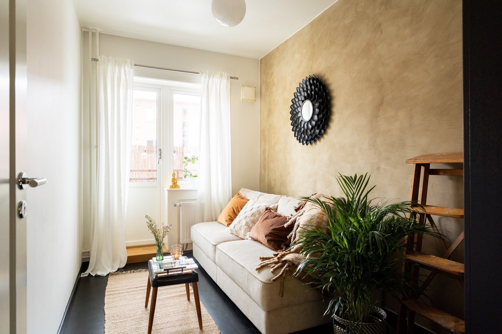 Boligens andre soverom er også av god størrelse, med plass til seng samt tilhørende møbler. Galleribilde