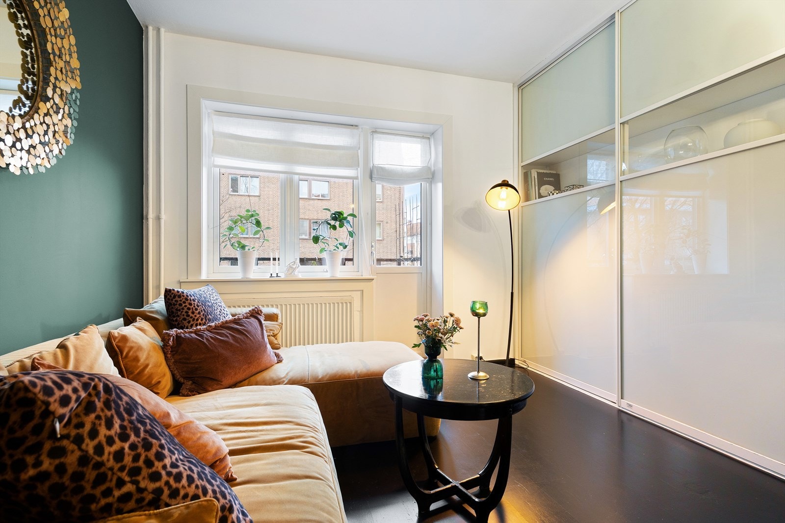 Overfaltene er malt i moderne fargetoner og det er parkett på gulv. Galleribilde