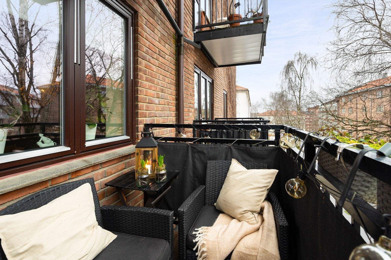 I vår- og sommerhalvåret blir balkongen en naturlig forlengelse av stuen. Galleribilde