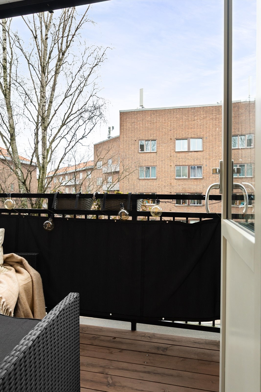 Fra stuen er det utgang til en hyggelig balkong på 3 kvm. Galleribilde