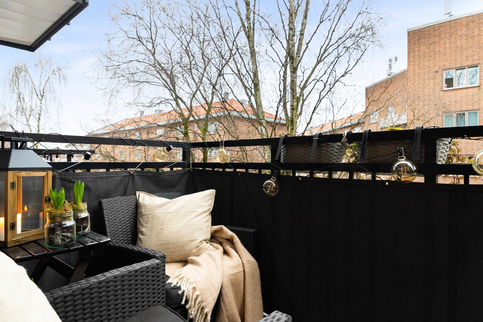 En lys og gjennomgående 3-roms med to balkonger og attraktiv beliggenhet. Galleribilde