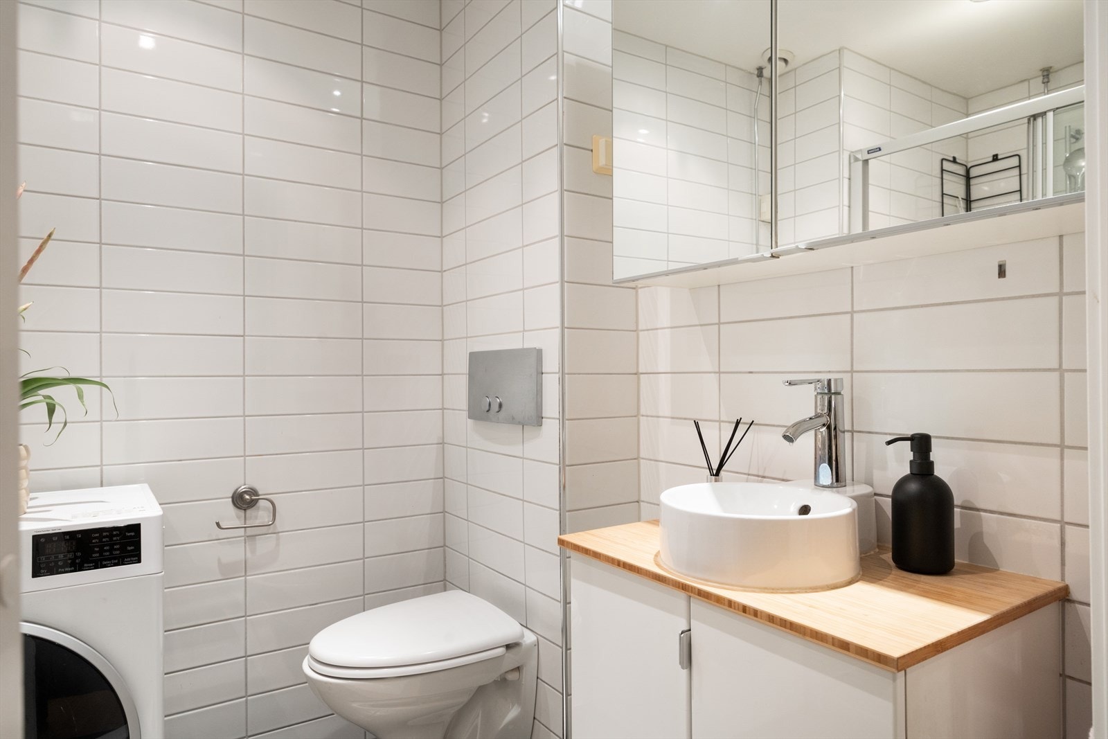 Pent flislagt baderom med elektrisk gulvvarme. Galleribilde