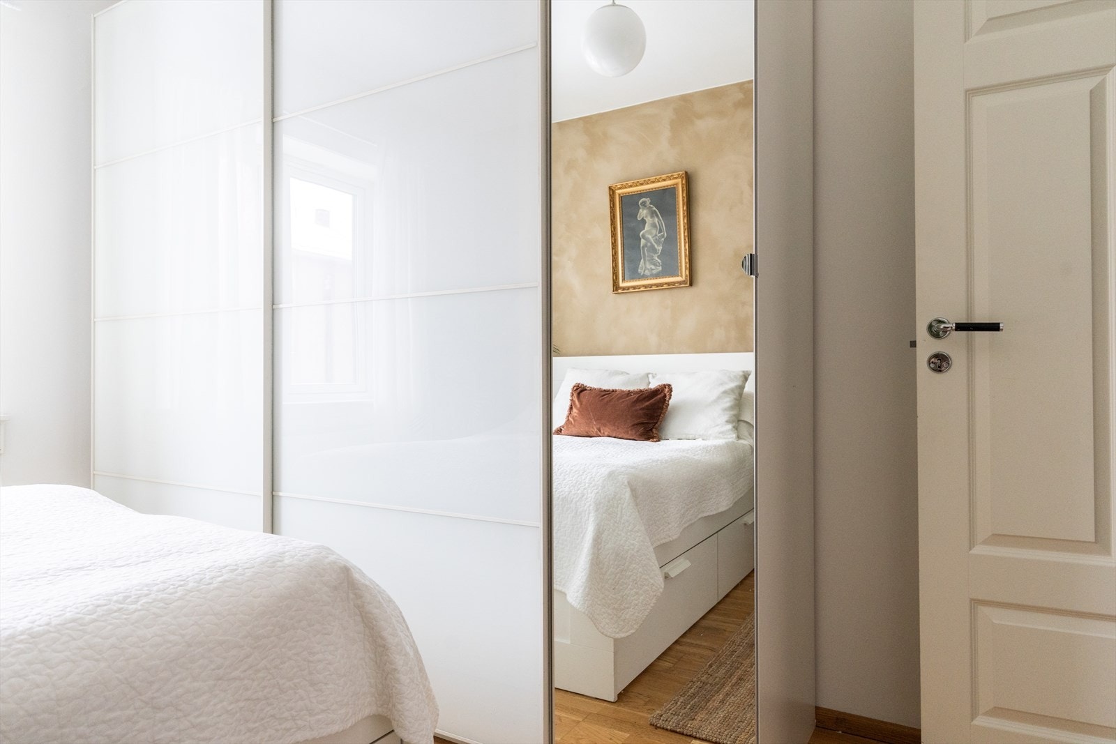 Videre er det rikelig med oppbevaringsplass i skyvedørsgarderoben. Galleribilde