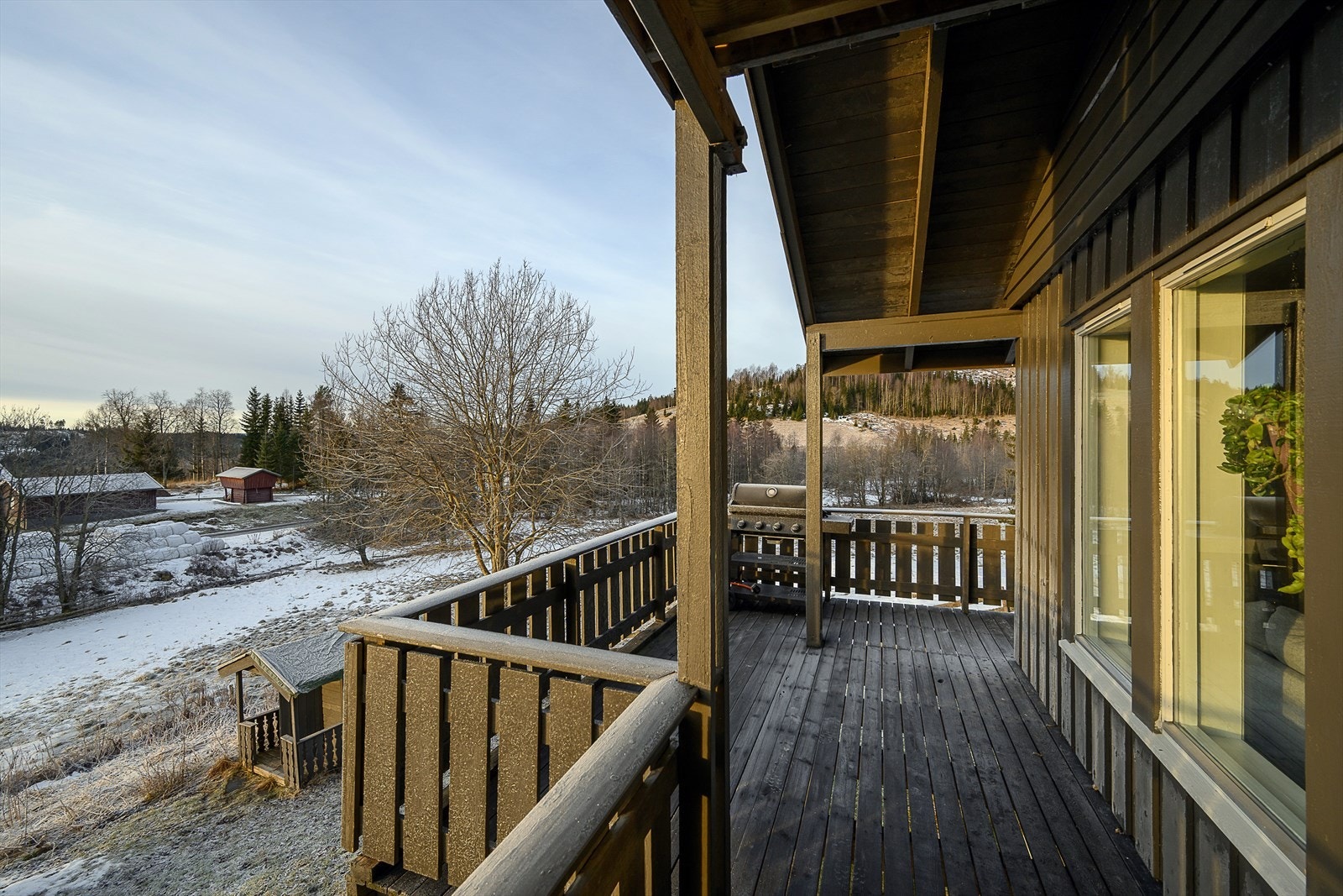 Romslig og fin veranda med fine muligheter til å møblere. Galleribilde