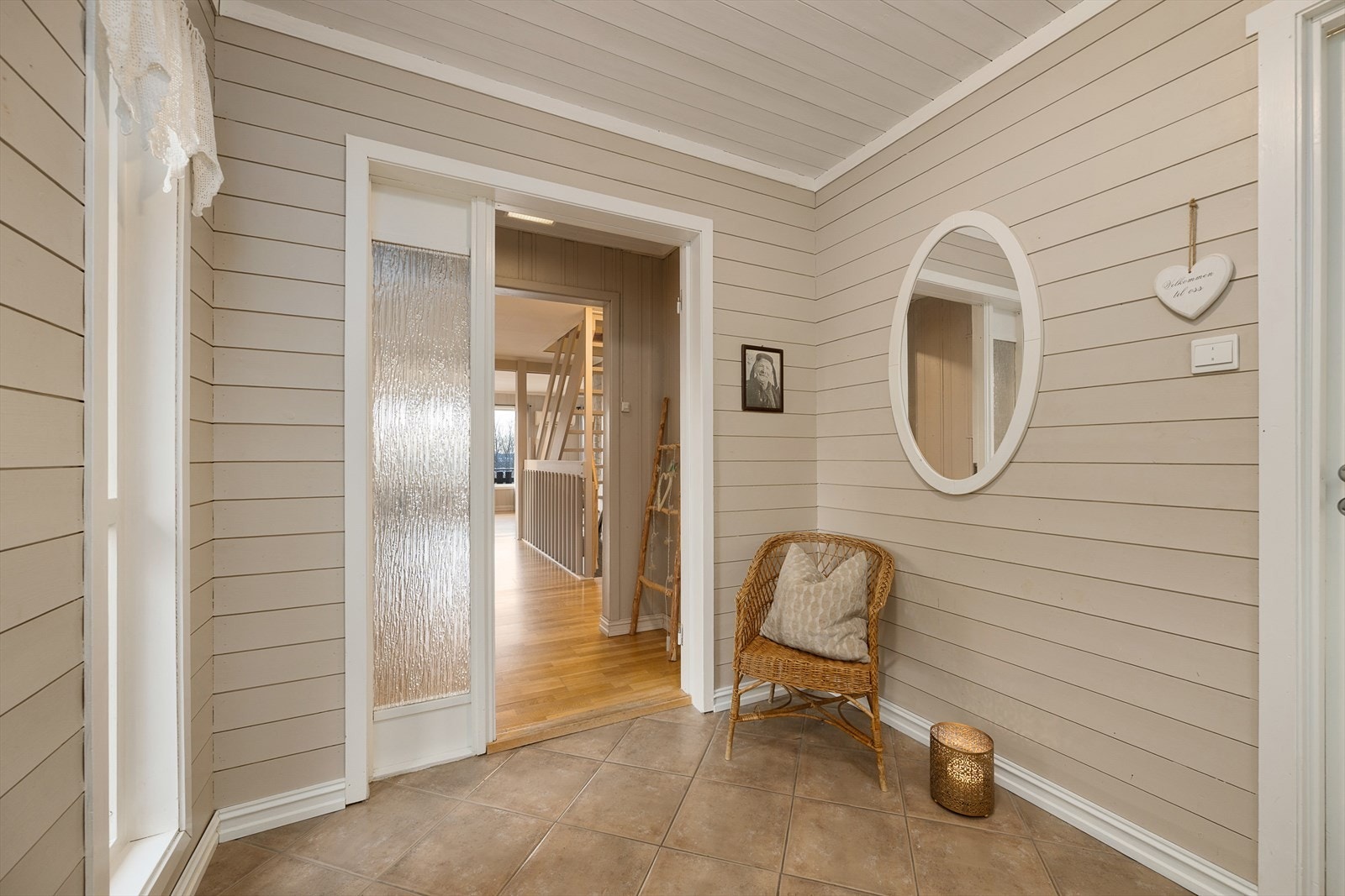 Fra entreen er det en naturlig overgang til boligens øvrige rom. Galleribilde