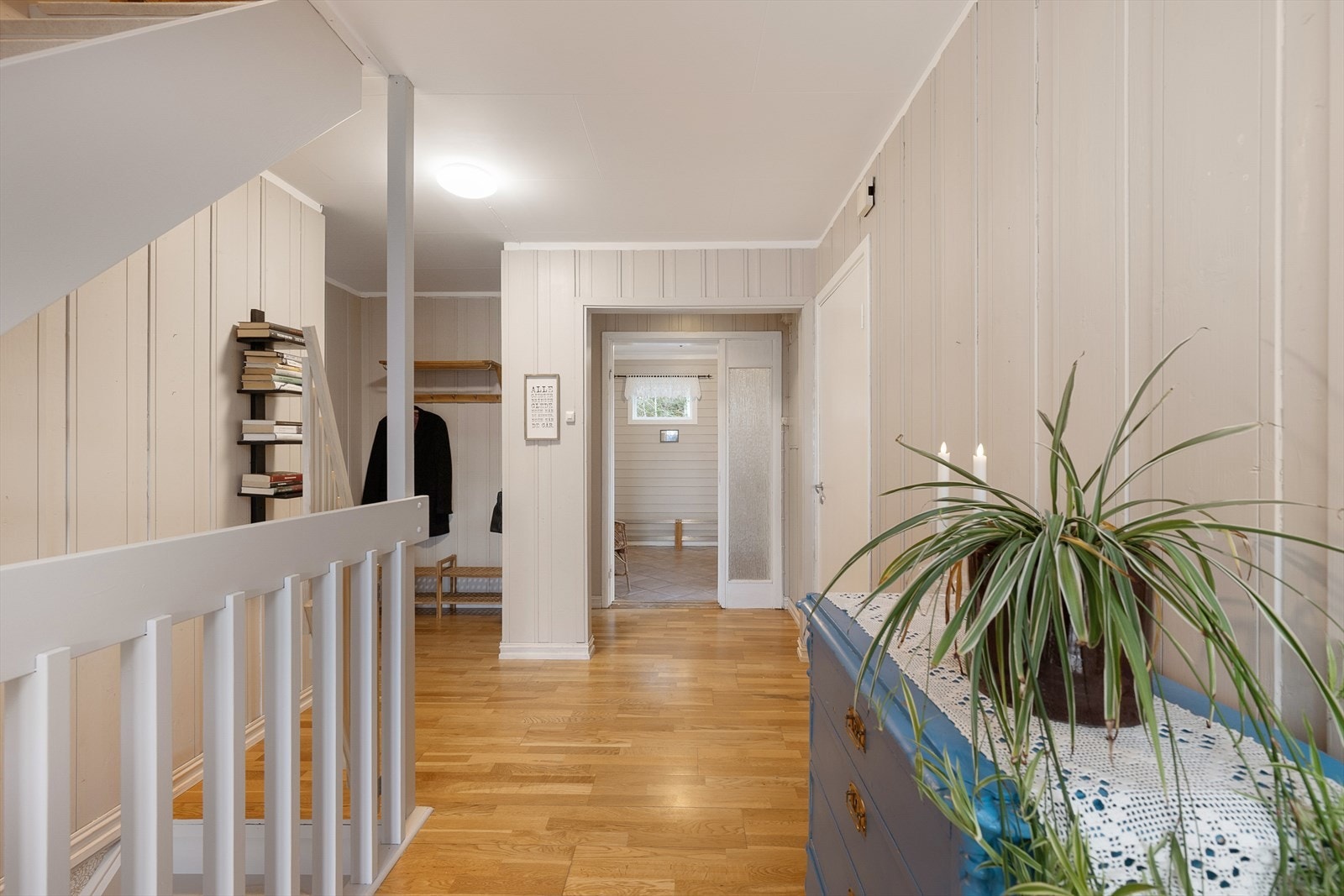 Gangen binder etasjen sammen og har trappeforbindelse til de andre planene. Overflatene er malt i lyse og delikate fargetoner. Galleribilde