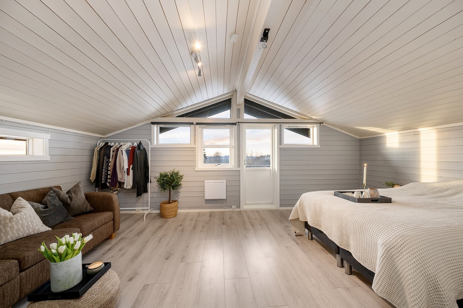 Det ene soverommet er svært romslig, med skråhimling som gir en luftig følelse. Galleribilde