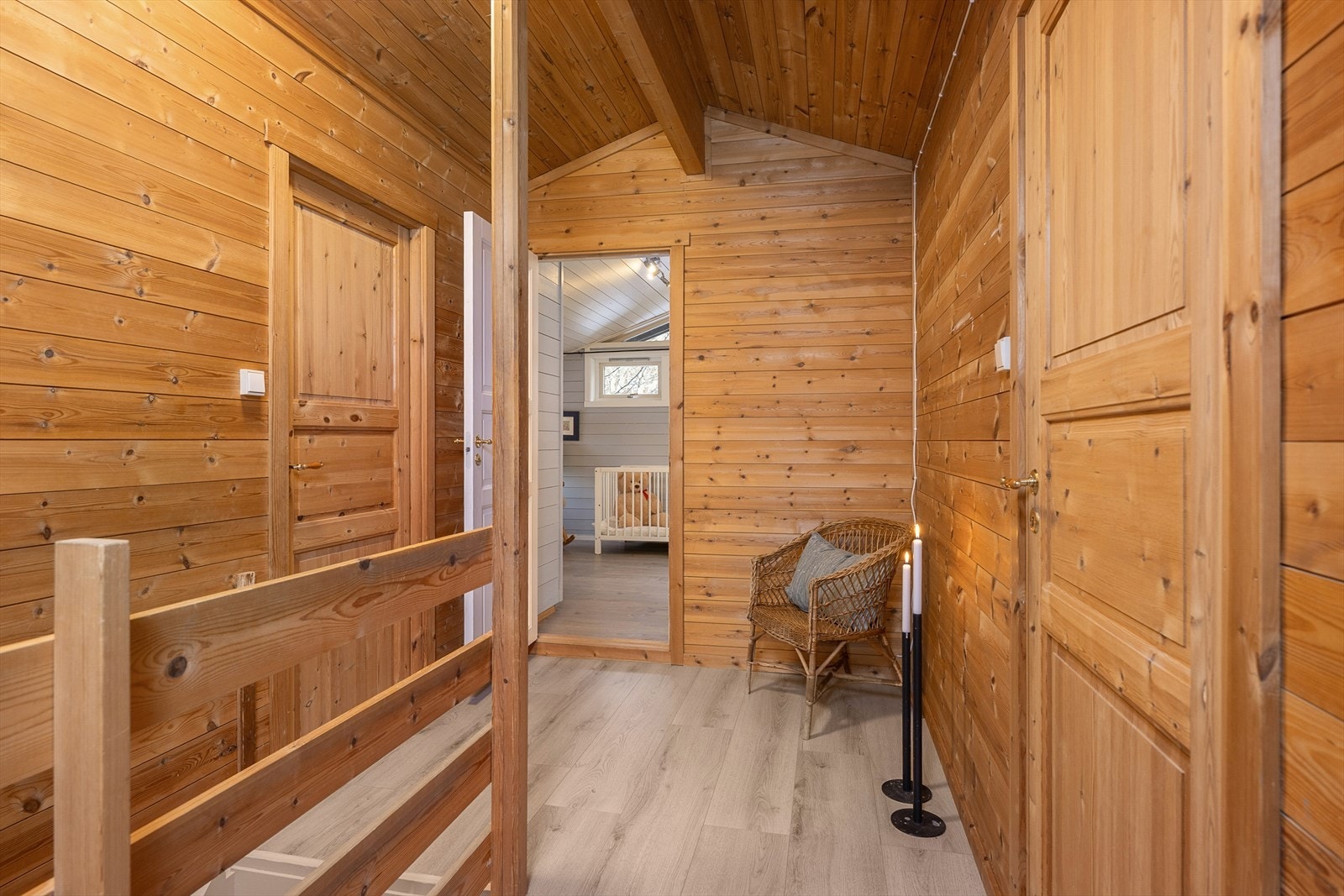 Gangen i andre etasje har panel på vegger og heltre trapp. Galleribilde