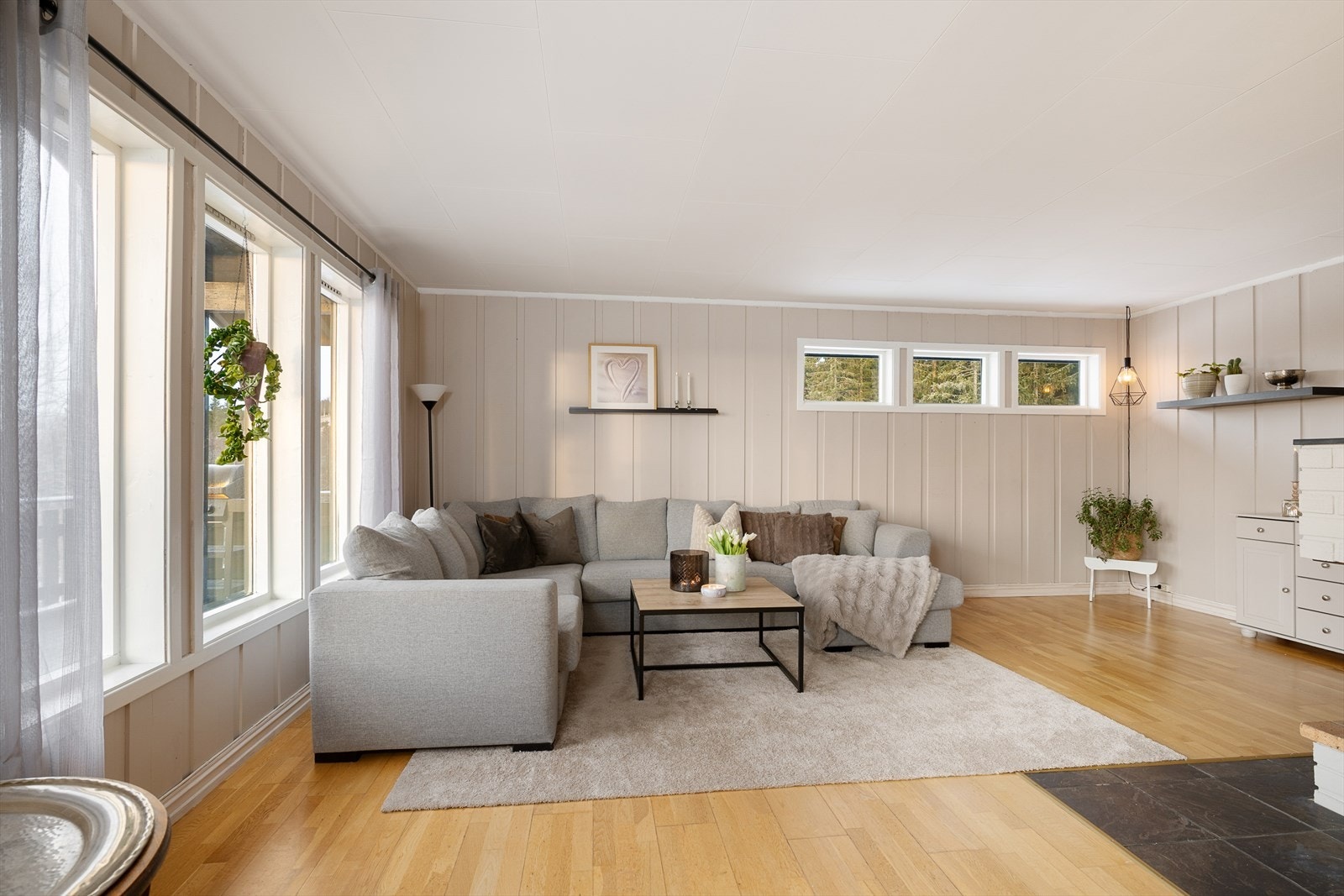 Store vindusflater gir rikelig med lys inn i rommet og bidrar til en luftig atmosfære. Galleribilde