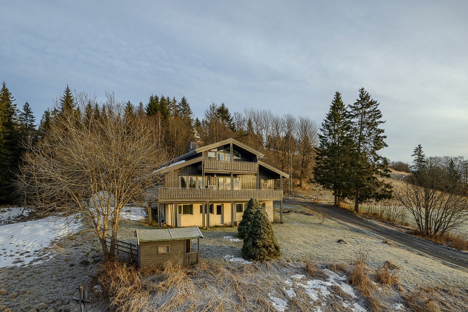 Innholdsrik enebolig som går over tre plan. Frittstående garasje på 34 m². Galleribilde