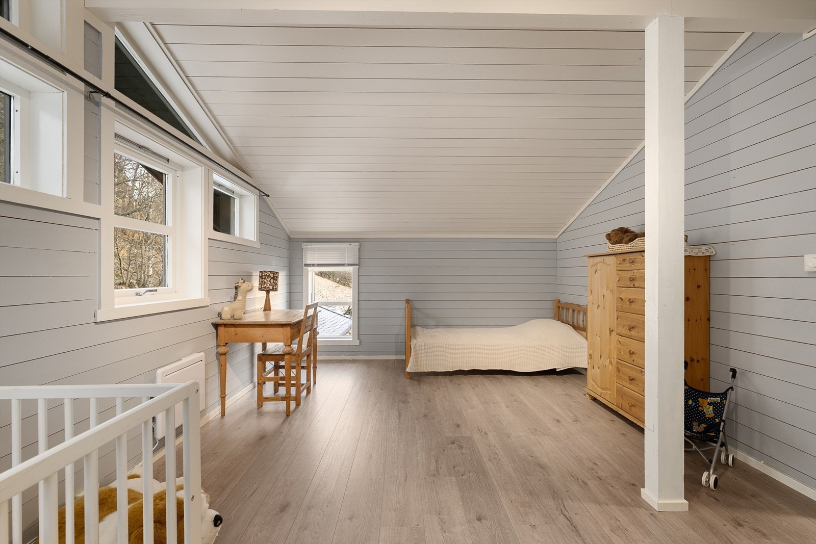 Et lyst og anvendelig rom som passer godt som barnerom eller kontor. Galleribilde