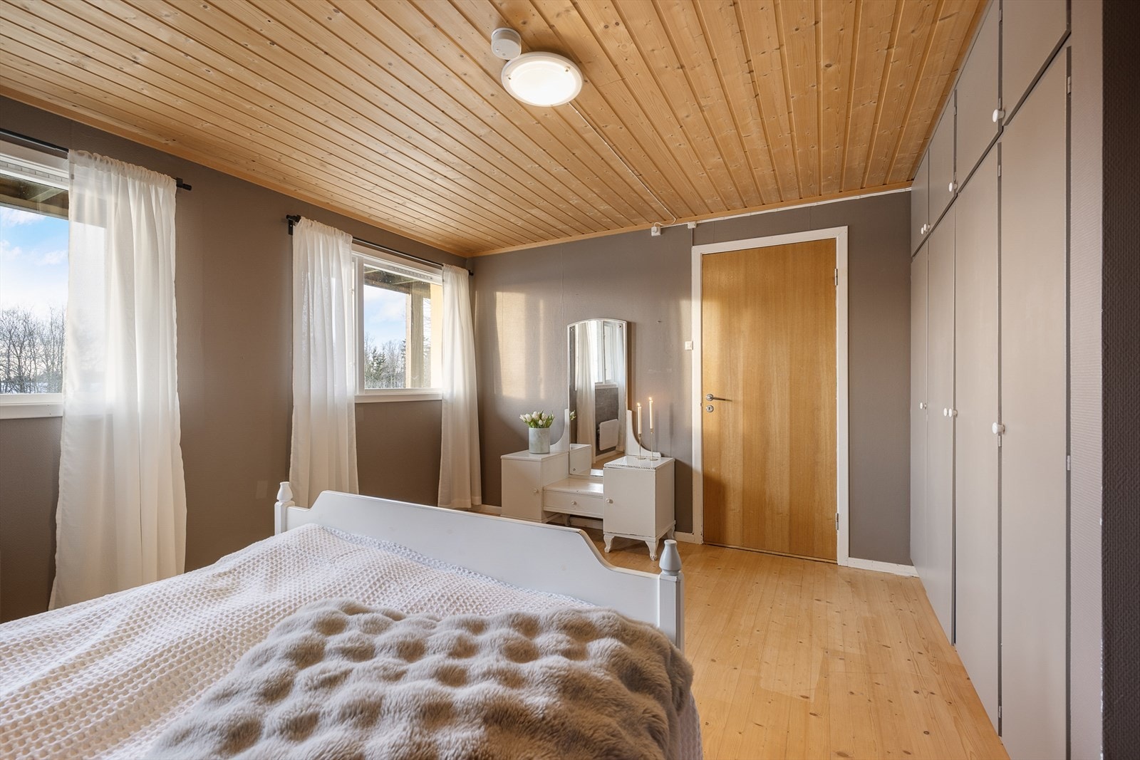 Rommet har godt med garderobeplass og nyere elektrisk ledningsnett. Galleribilde