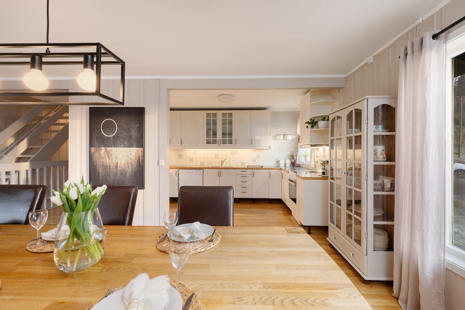 Fra spisestuen er det en praktisk og åpen overgang til kjøkkenet. Galleribilde