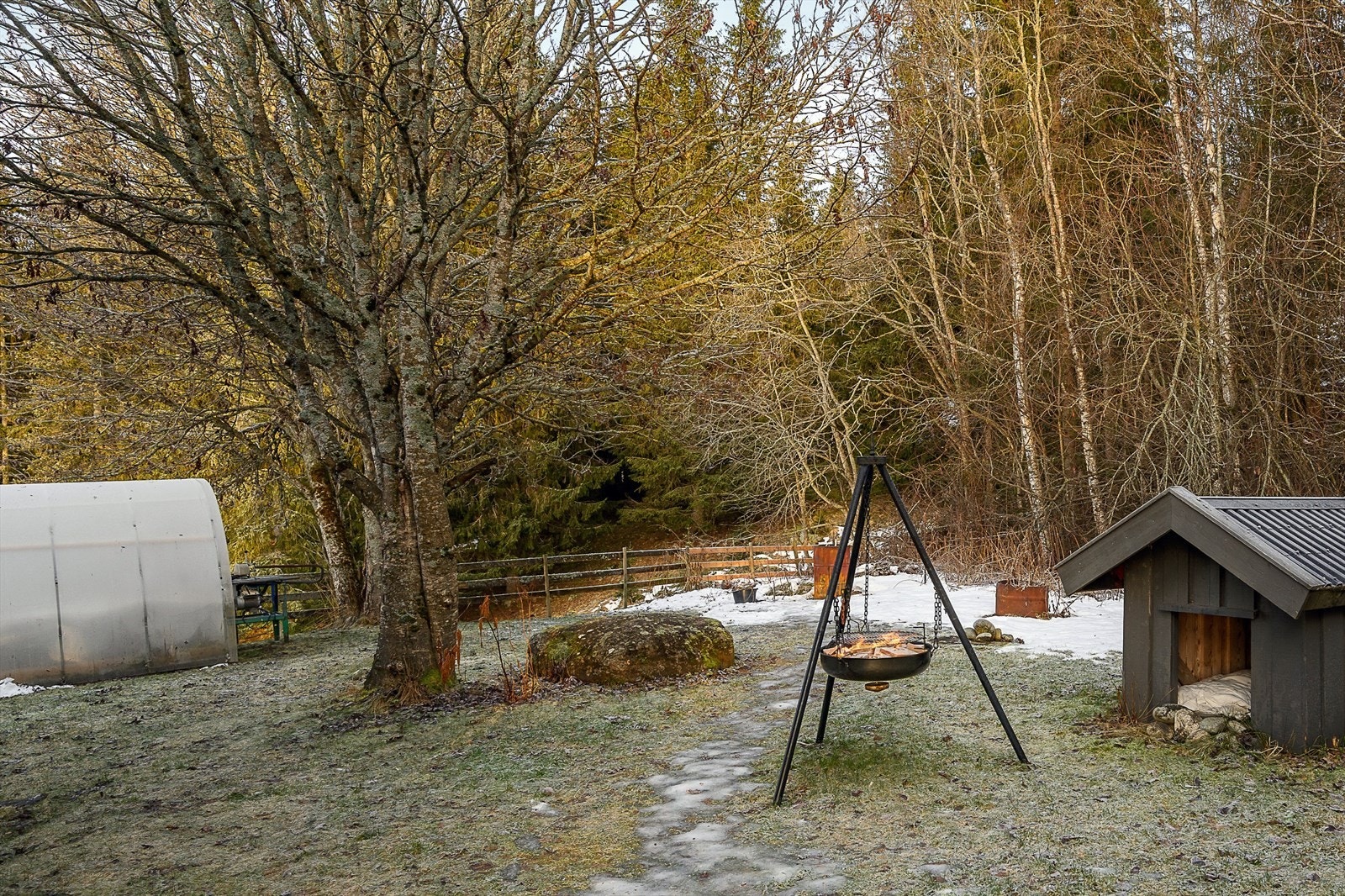 Uteområdet er opparbeidet med plen og har plass for lek og aktiviteter. Galleribilde