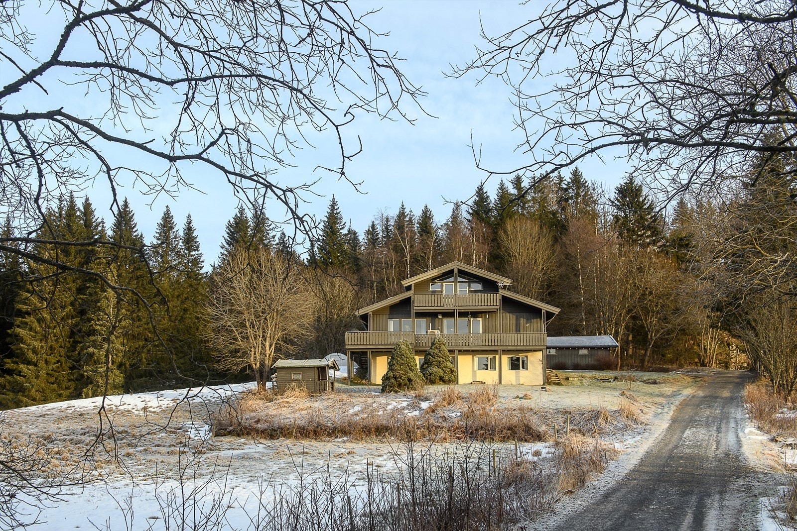 Eiendommen ligger i enden av en blindvei og grenser mot landbrukseiendom der det går beitedyr sommerstid. Galleribilde