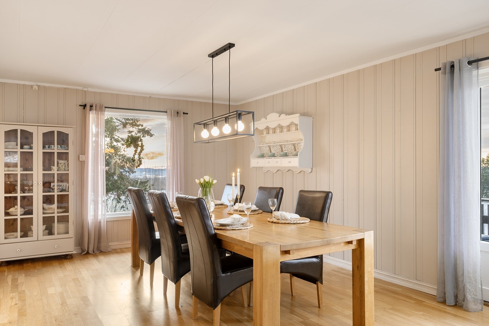 Den hyggelige spiseplassen er et naturlig samlingspunkt i boligen. Galleribilde