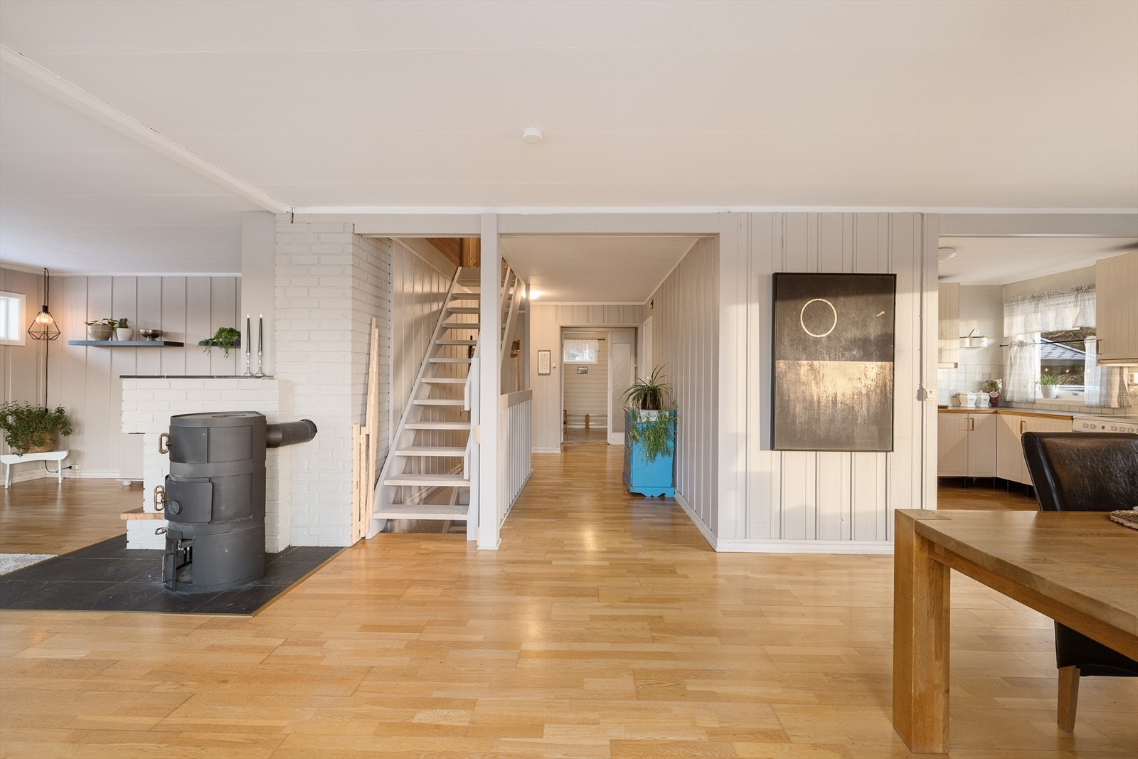 Den åpne planløsningen gir en god flyt mellom stue, spisestue og trapperom. Galleribilde