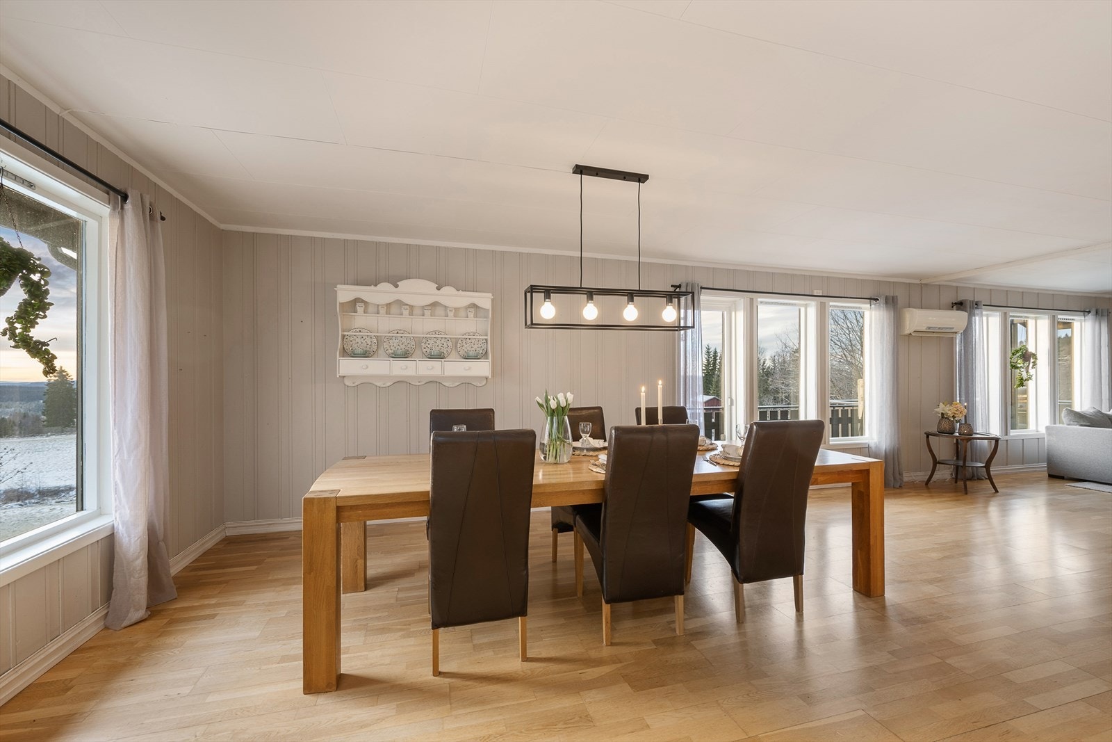 Gjennomgående parkett på gulv i stue og spisestue. Galleribilde