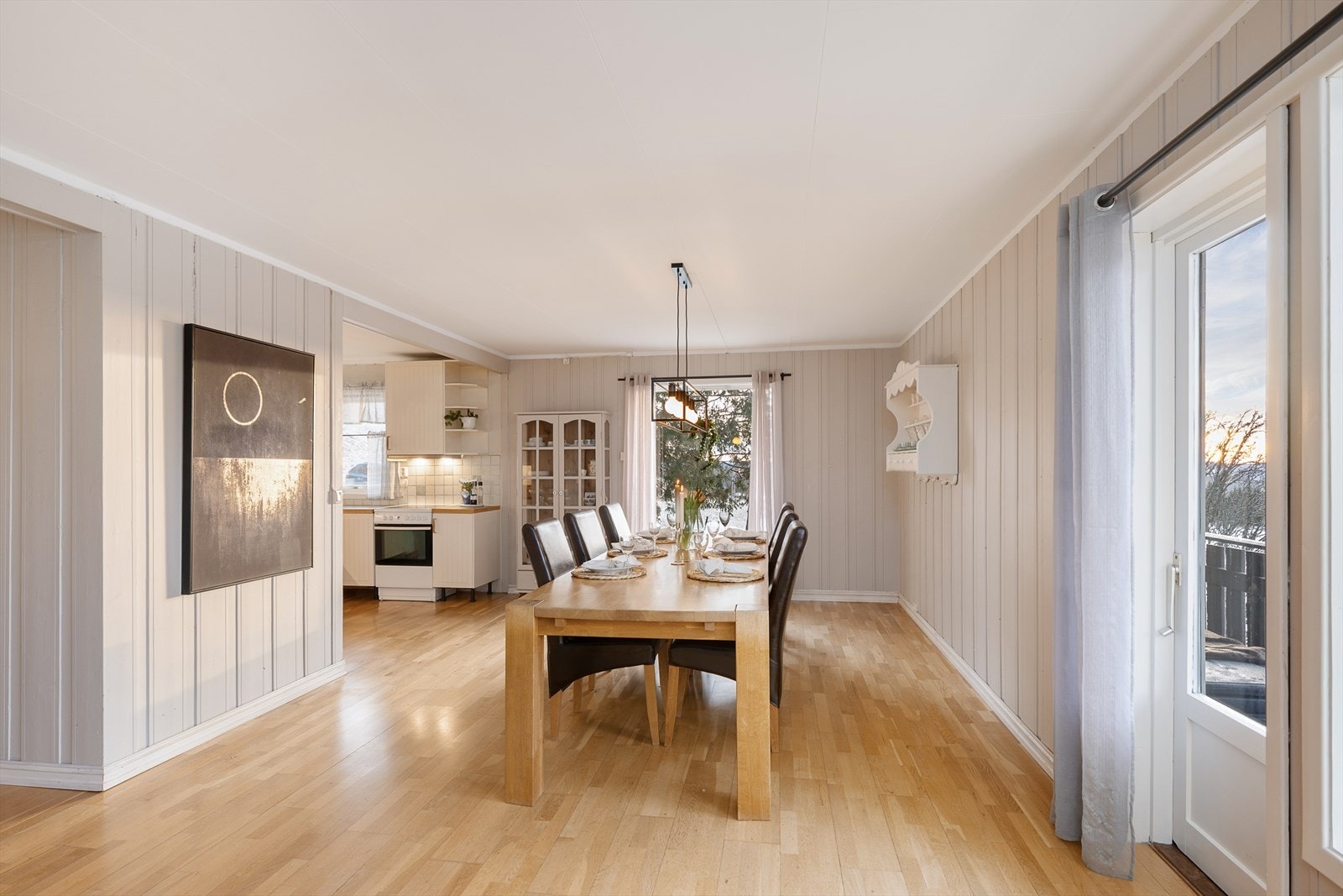 Fra spisestuen er det direkte utgang til en stor veranda på 25 m². Galleribilde