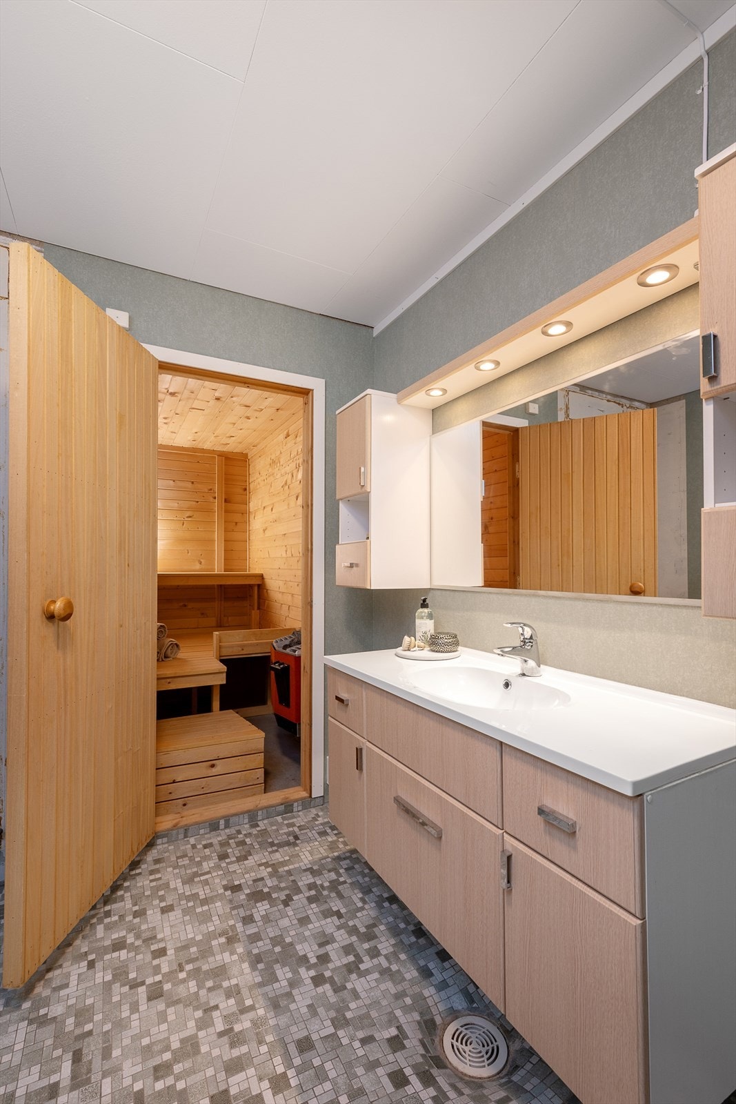 I tilknytning til badet finner du en egen badstue med elektrisk ovn. Galleribilde