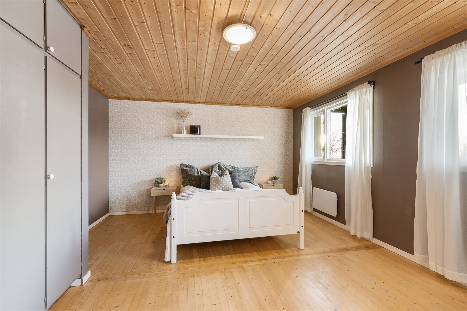 Soverommet i underetasje har tregulv og god plass til dobbeltseng. Galleribilde
