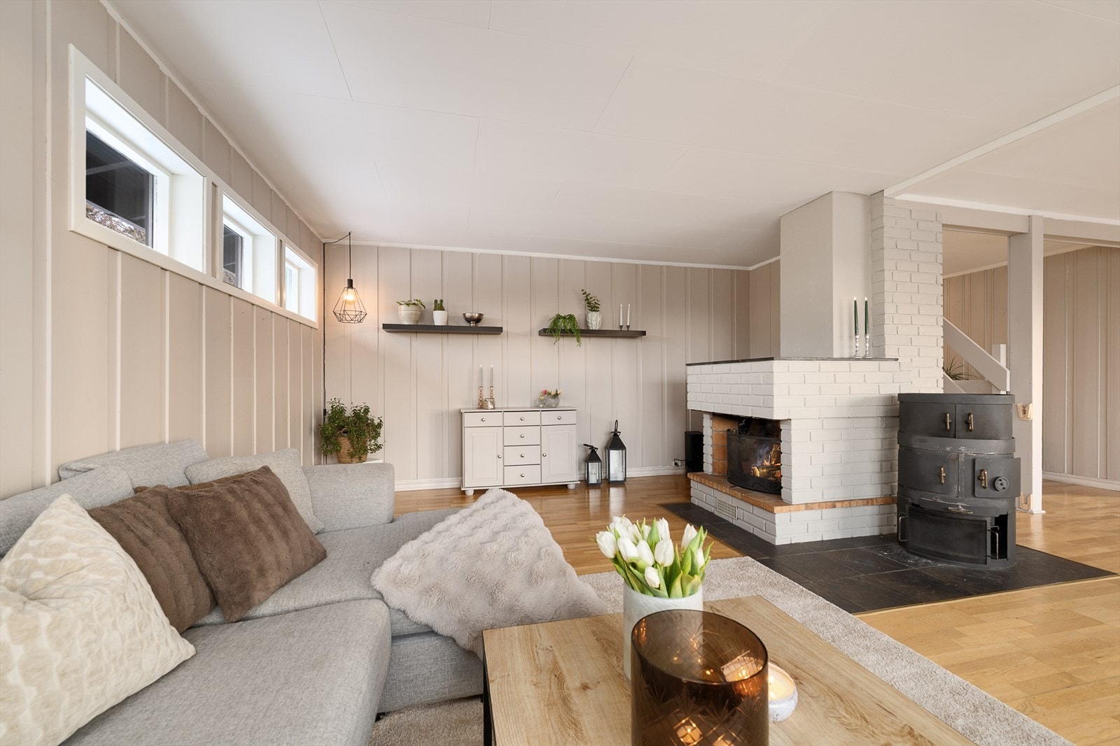 Stuen har både åpen peis og vedovn, i tillegg til en effektiv varmepumpe fra 2010. Galleribilde