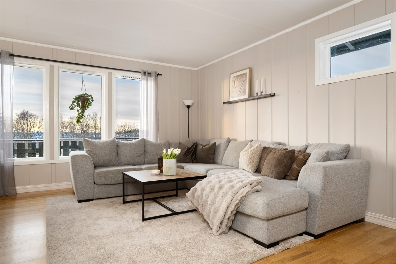 Det er god plass for en romslig sofagruppe i stua. Galleribilde