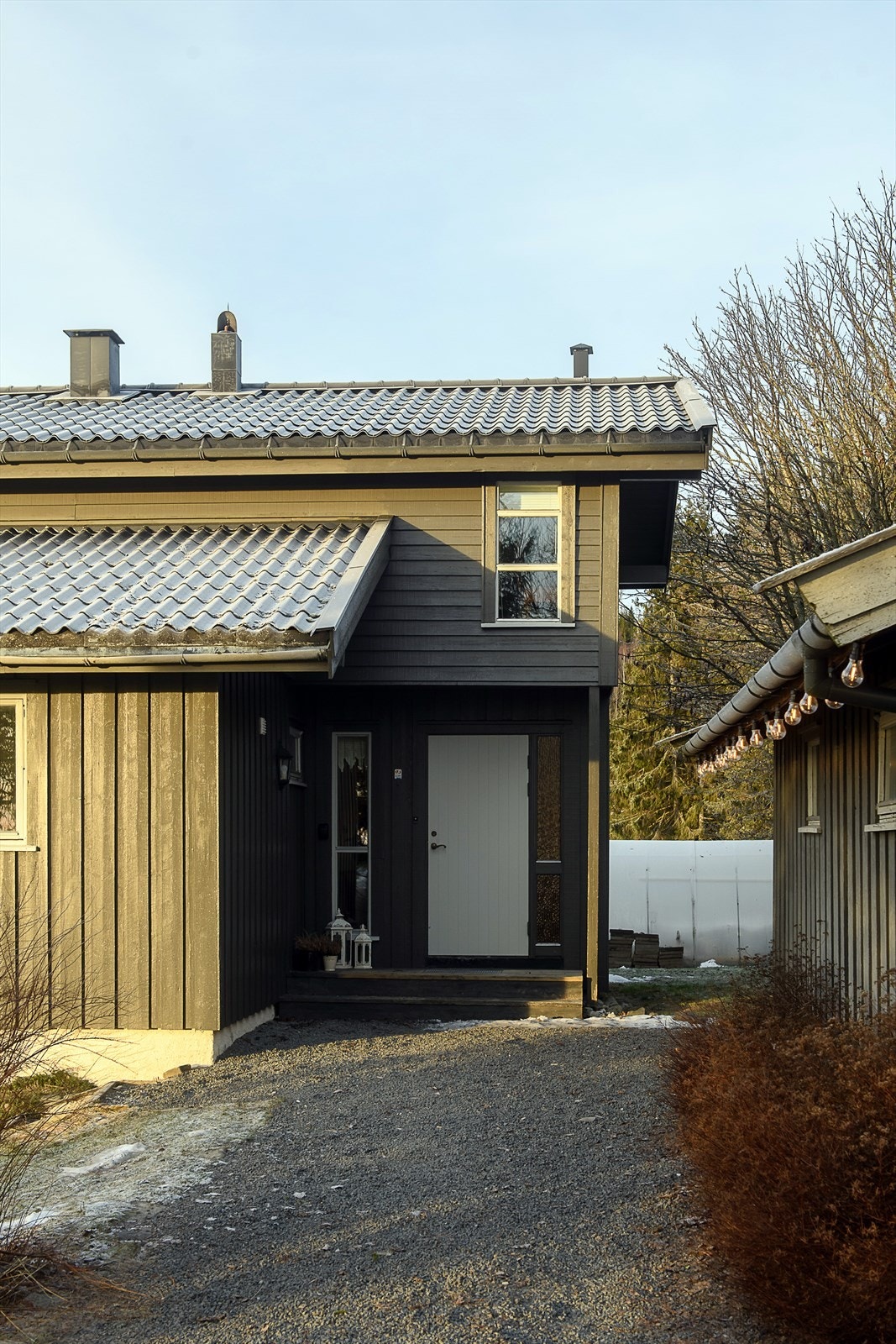 Boligen har overbygget inngangsparti. Galleribilde