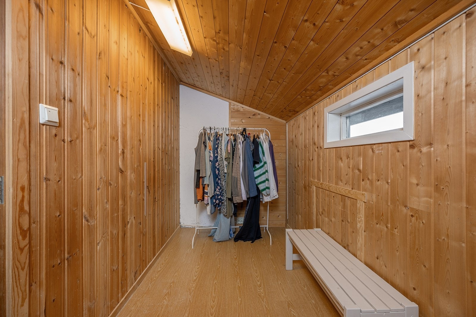 Praktisk bod i andre etasje gir gode lagringsmuligheter. Galleribilde