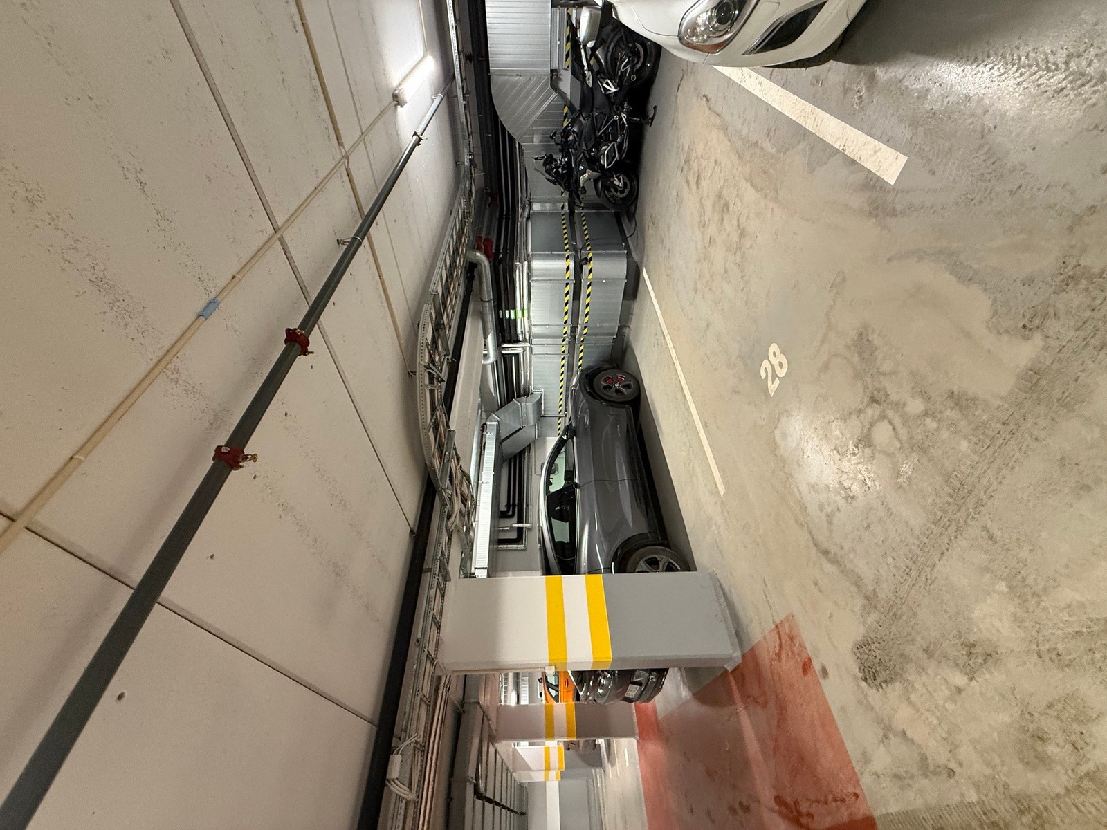 Stor garasjeplass med lader rett ved inngang bod og heis Galleribilde