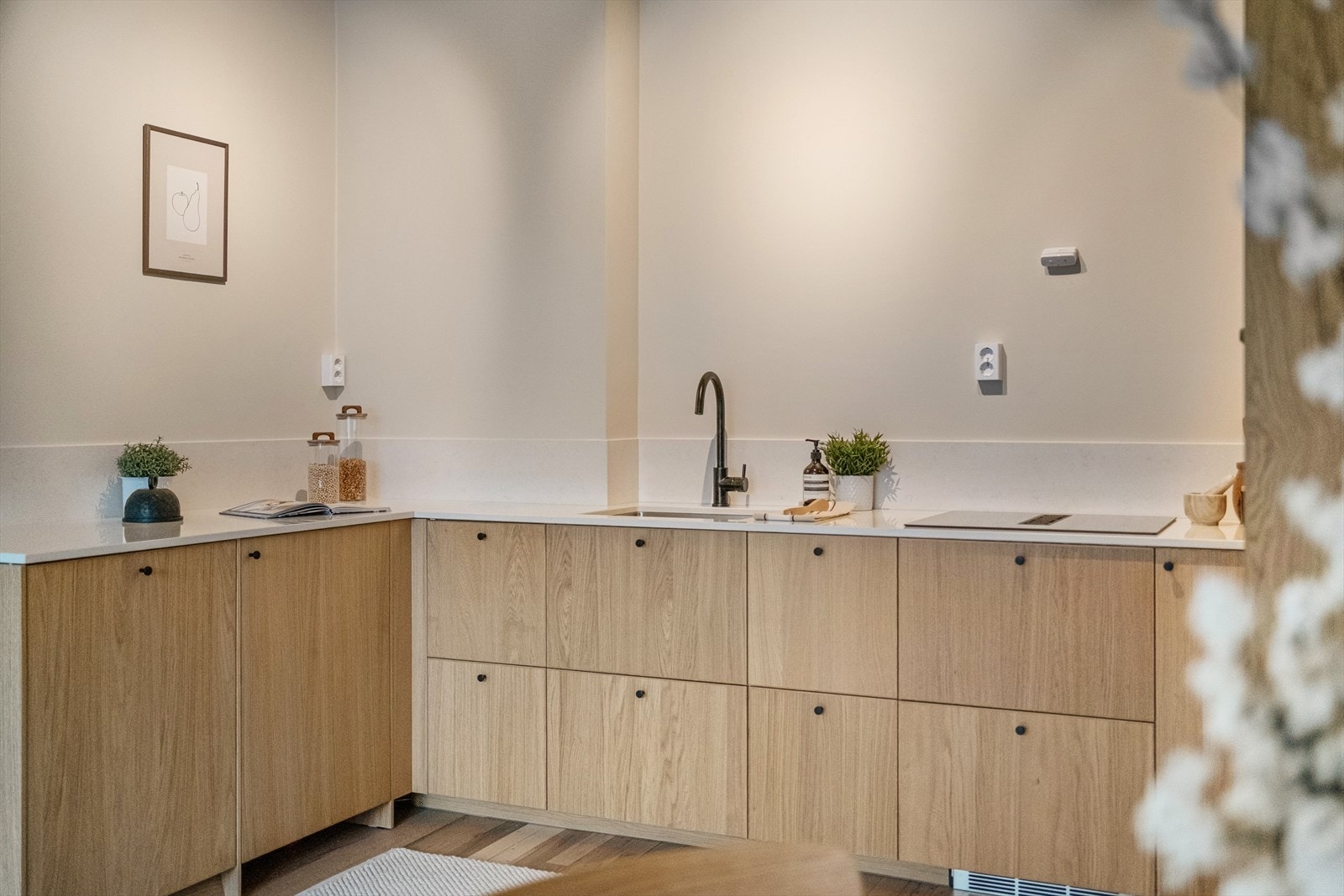 Godt med benk- og skapplass. Galleribilde