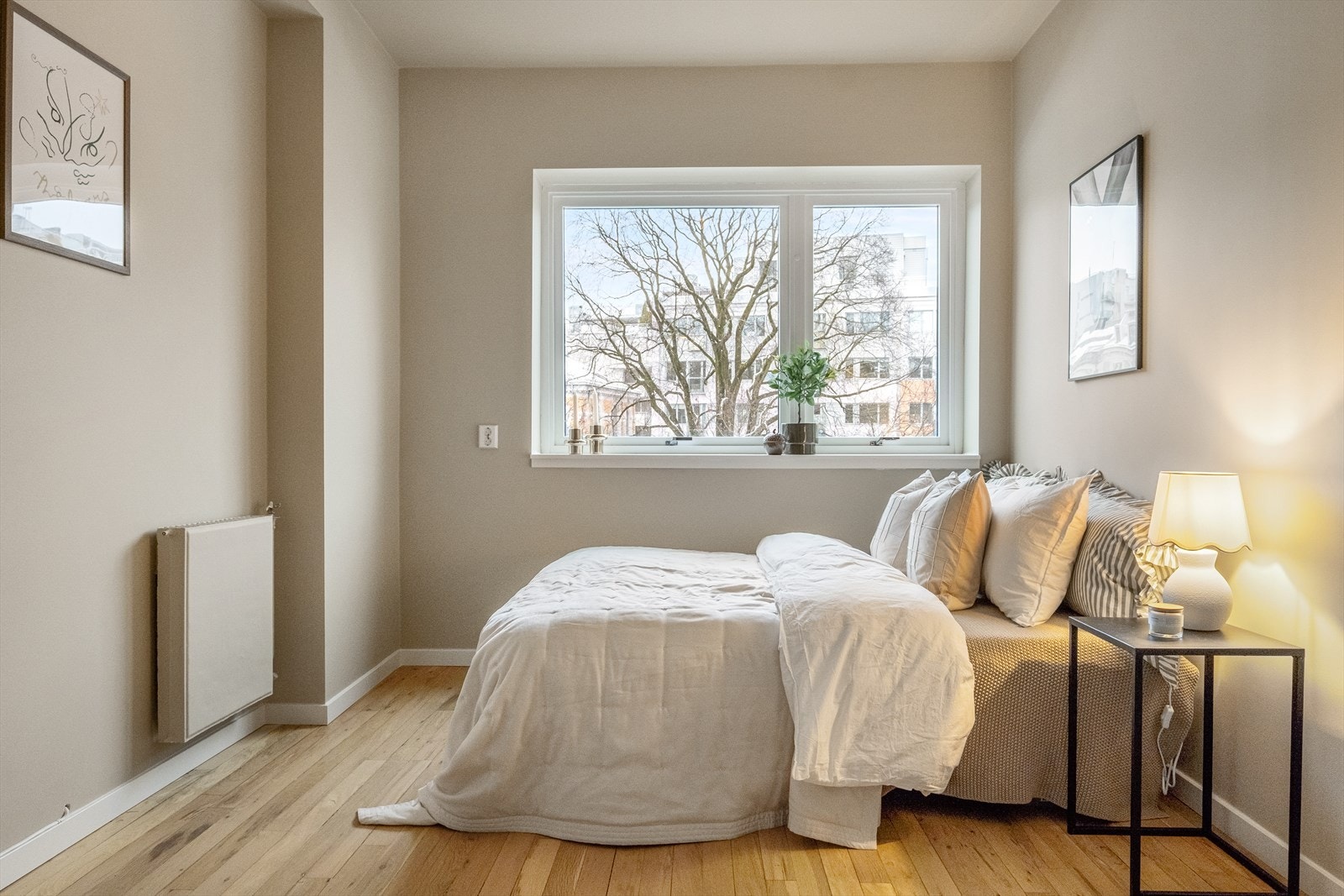 Romslig soverom med god plass til dobbeltseng med tilhørende nattbord og garderobeløsning. Galleribilde