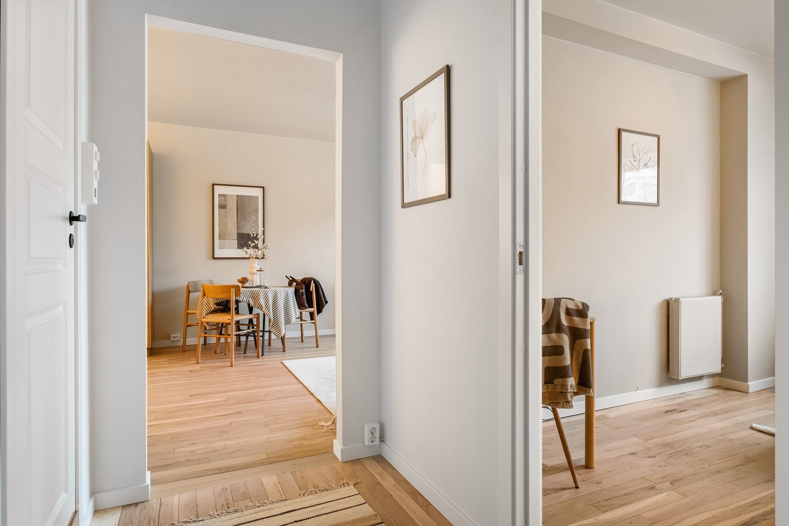 En lys og innbydende entré som gir et godt førsteinntrykk av leiligheten. God plass til sko og yttertøy. Galleribilde