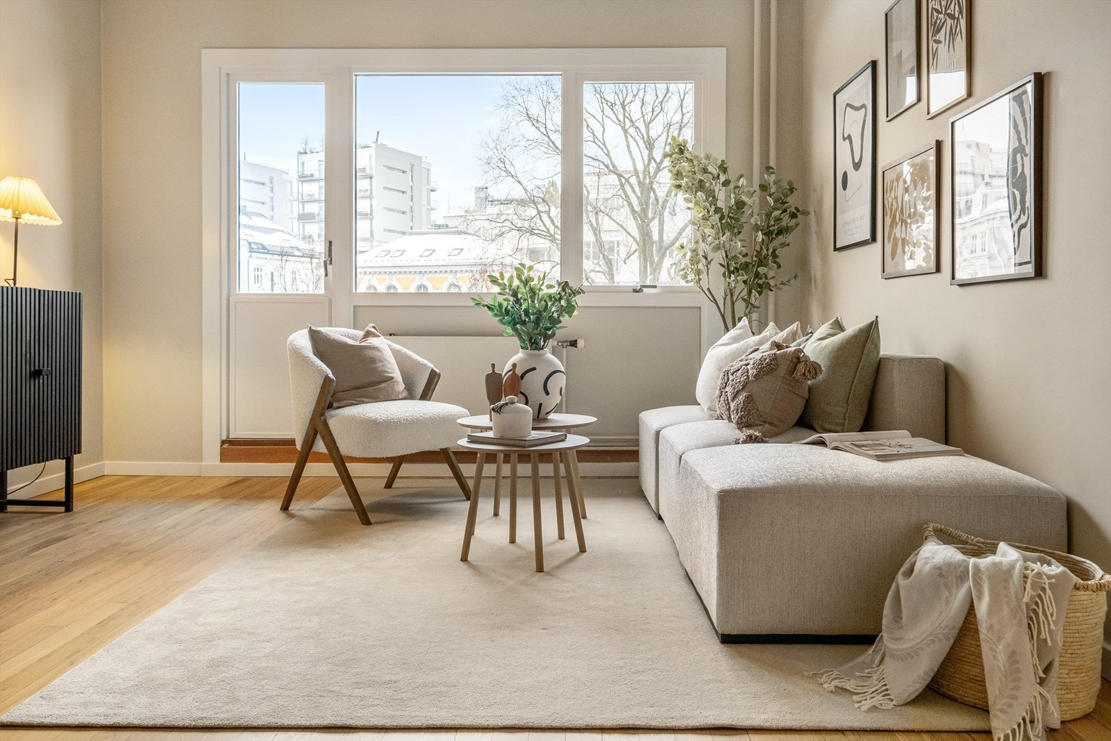 Store vindusflater som gir rikelig med luft og lys. Galleribilde