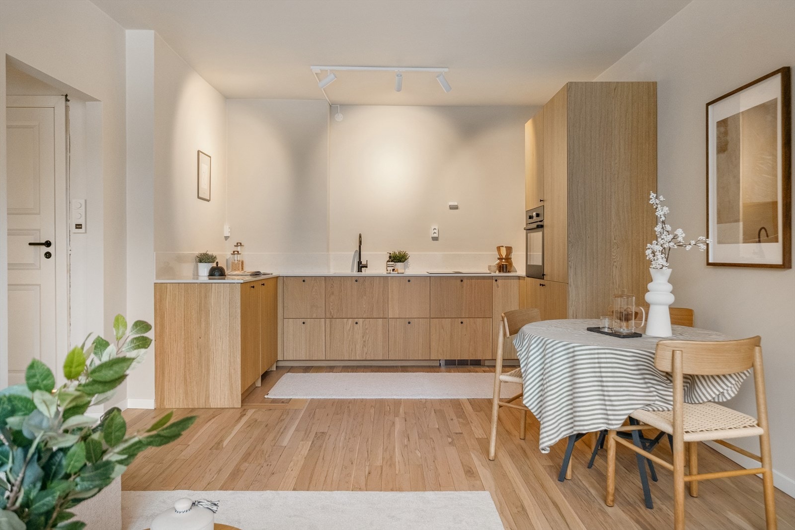 Kjøkken fra 2025/26 med åpen løsning mot stuen. Galleribilde