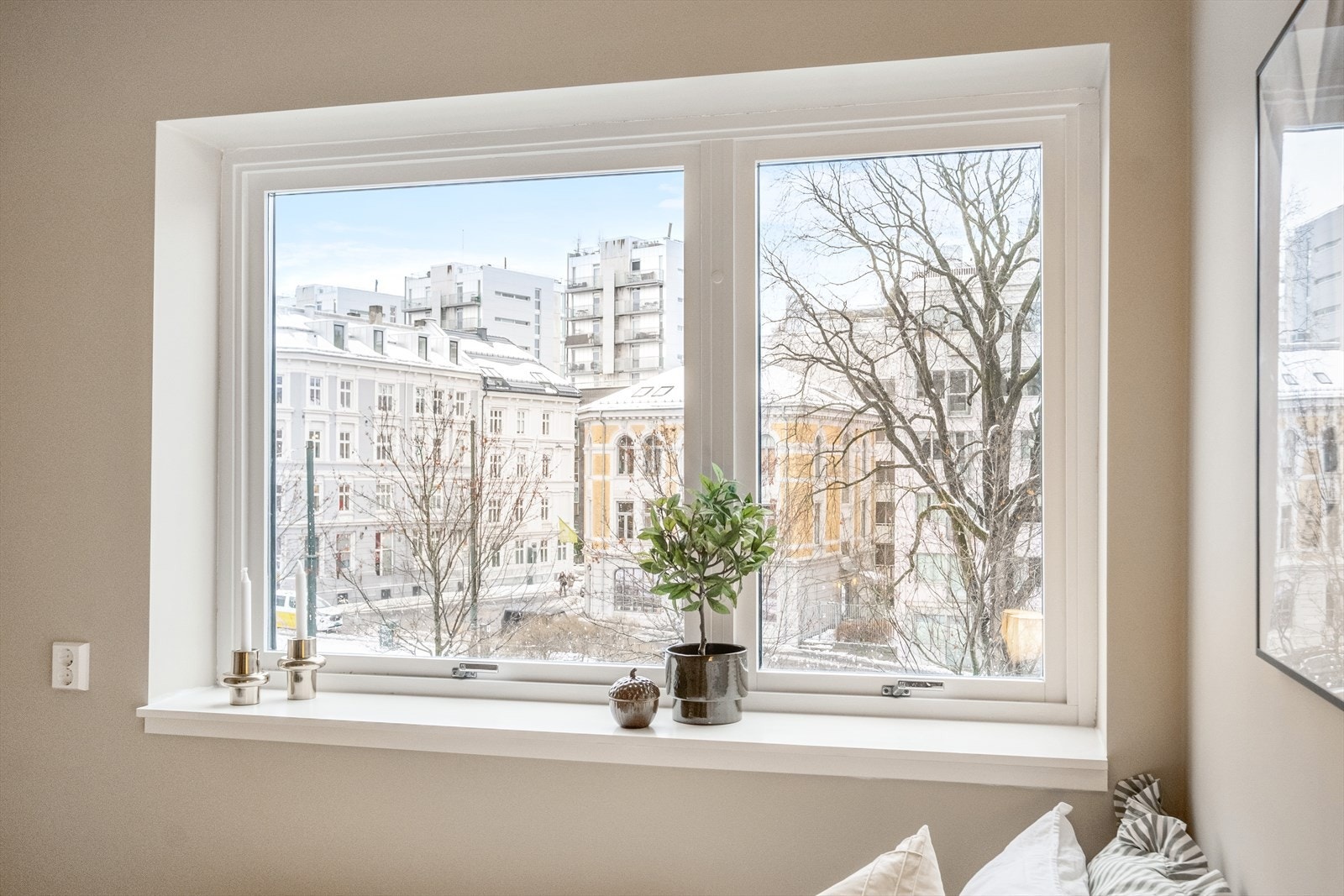 Store vindusflater som gir rikelig med luft og lys. Galleribilde