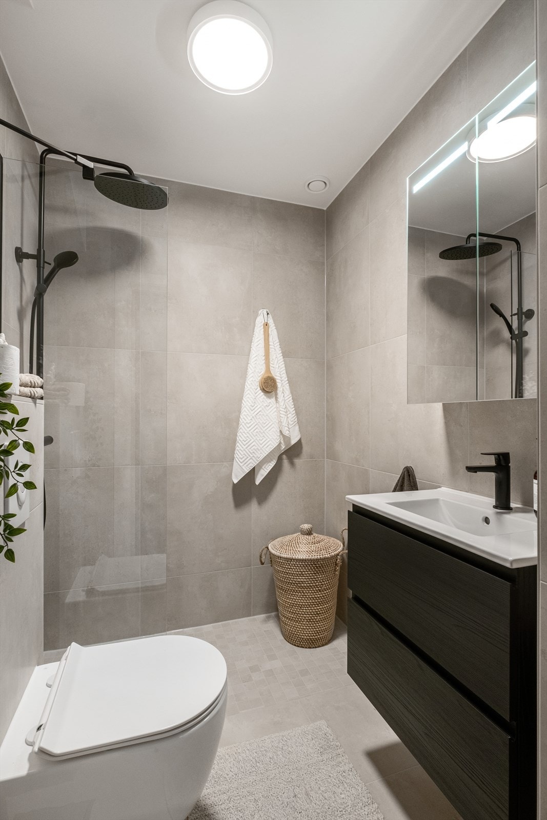 Flislagt baderom fra 2025/26 med varme i gulvet. Galleribilde